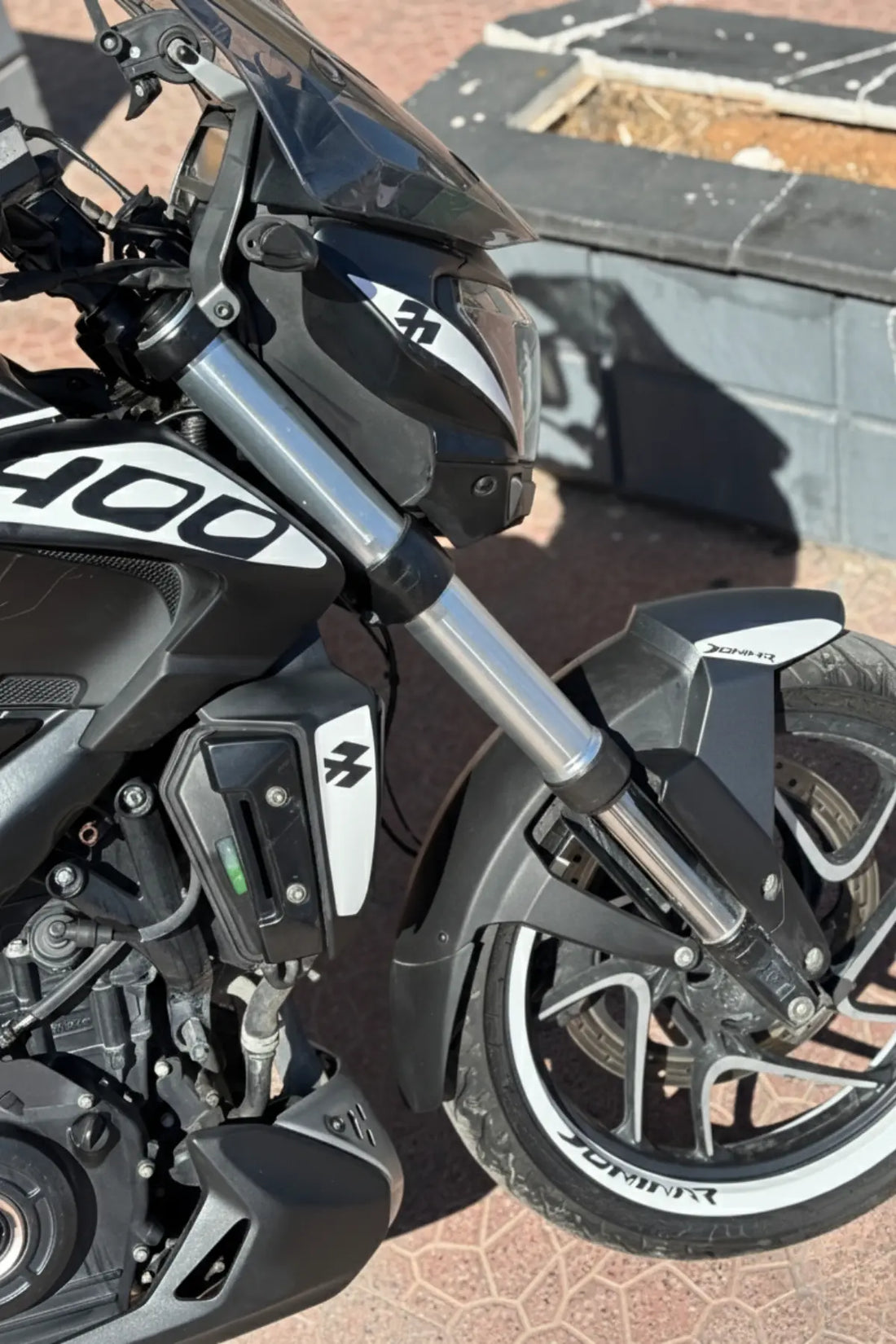 Bajaj Dominar 400 için Beyaz Renk Komple Sticker Seti