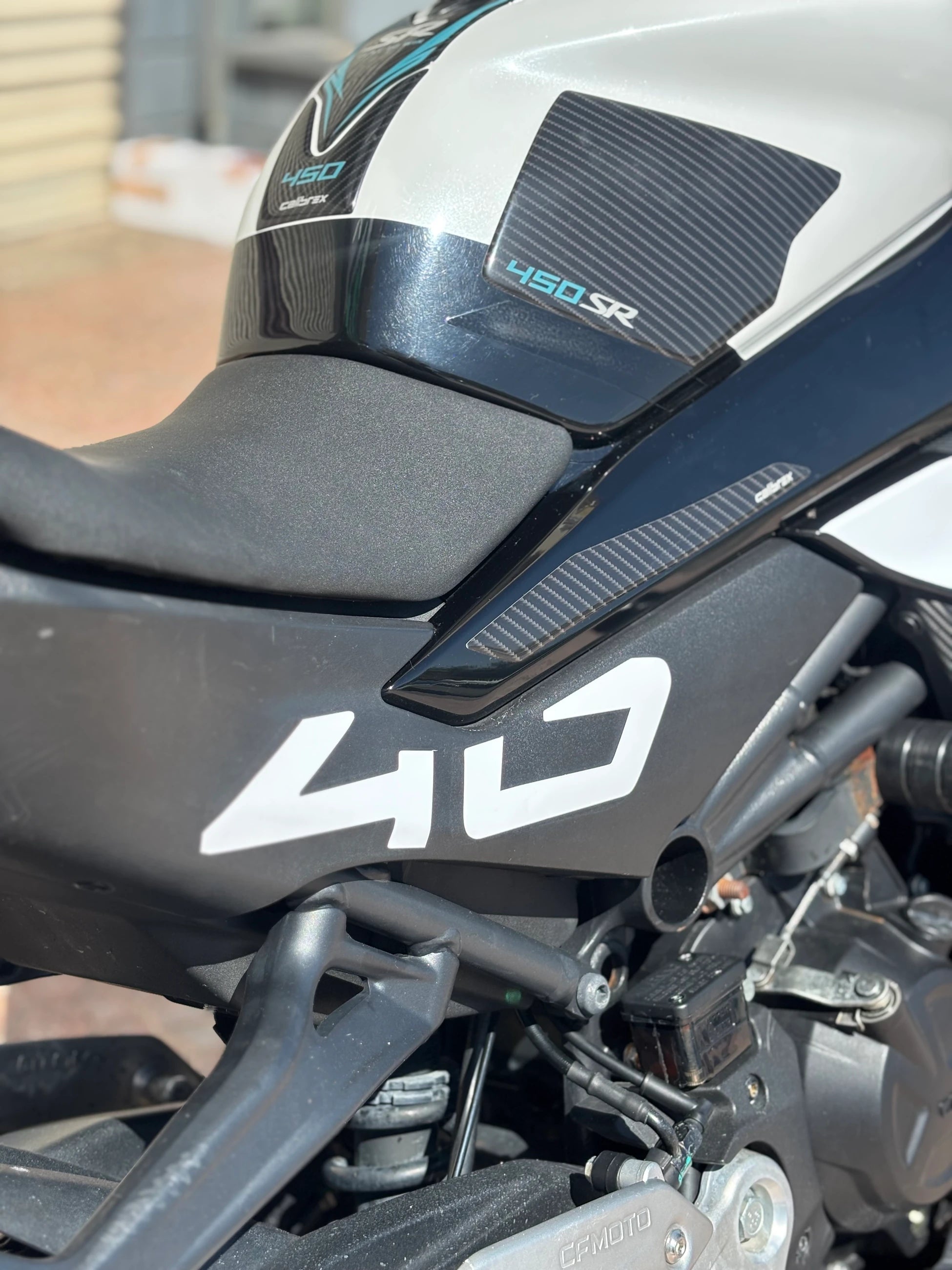 CFMOTO 450SR için Beyaz Renk 40 Yazıları Sticker Seti (Sağ ve Sol)