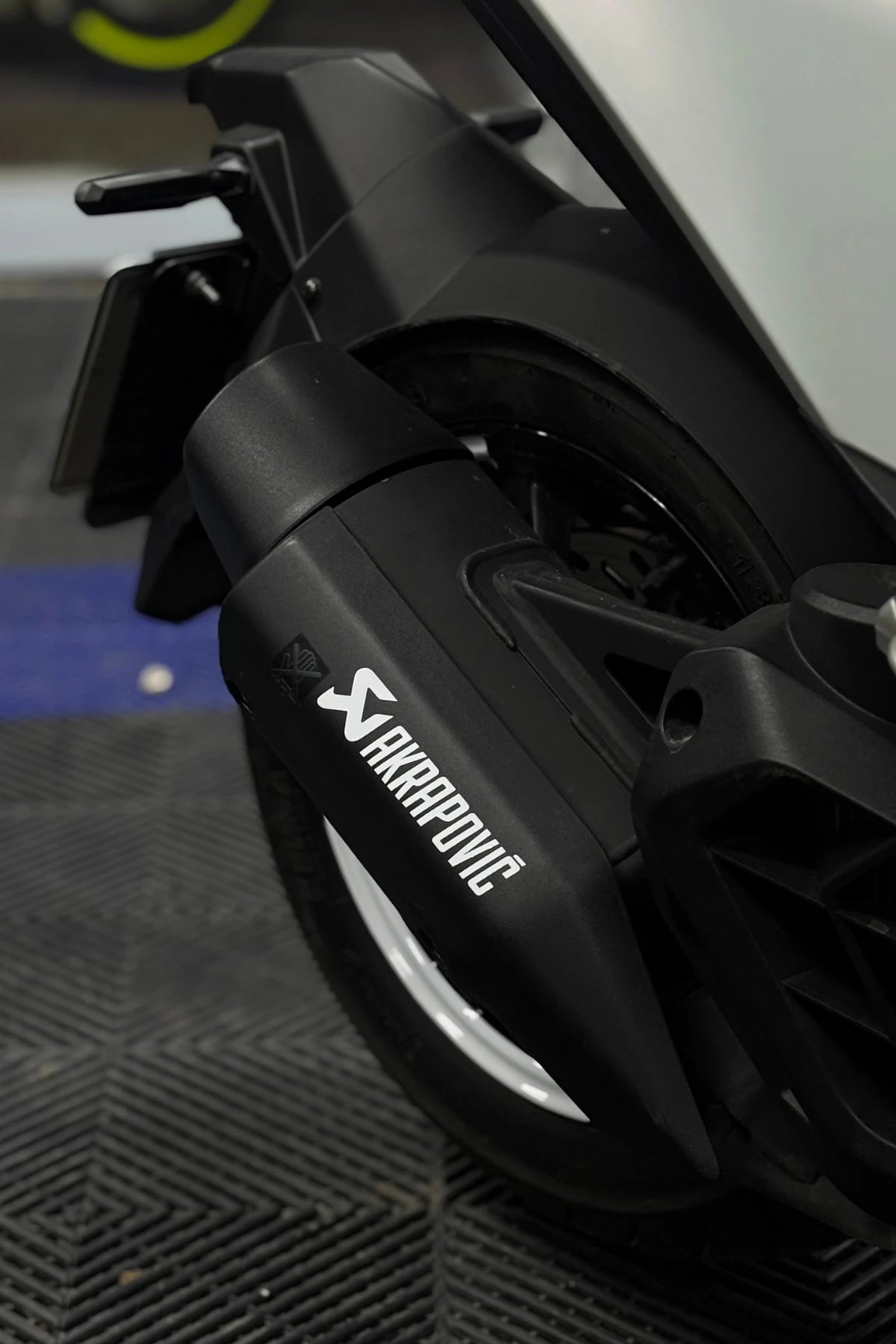 Motosiklet ve Egzoz için Beyaz Renk Akropovic Sticker Etiket