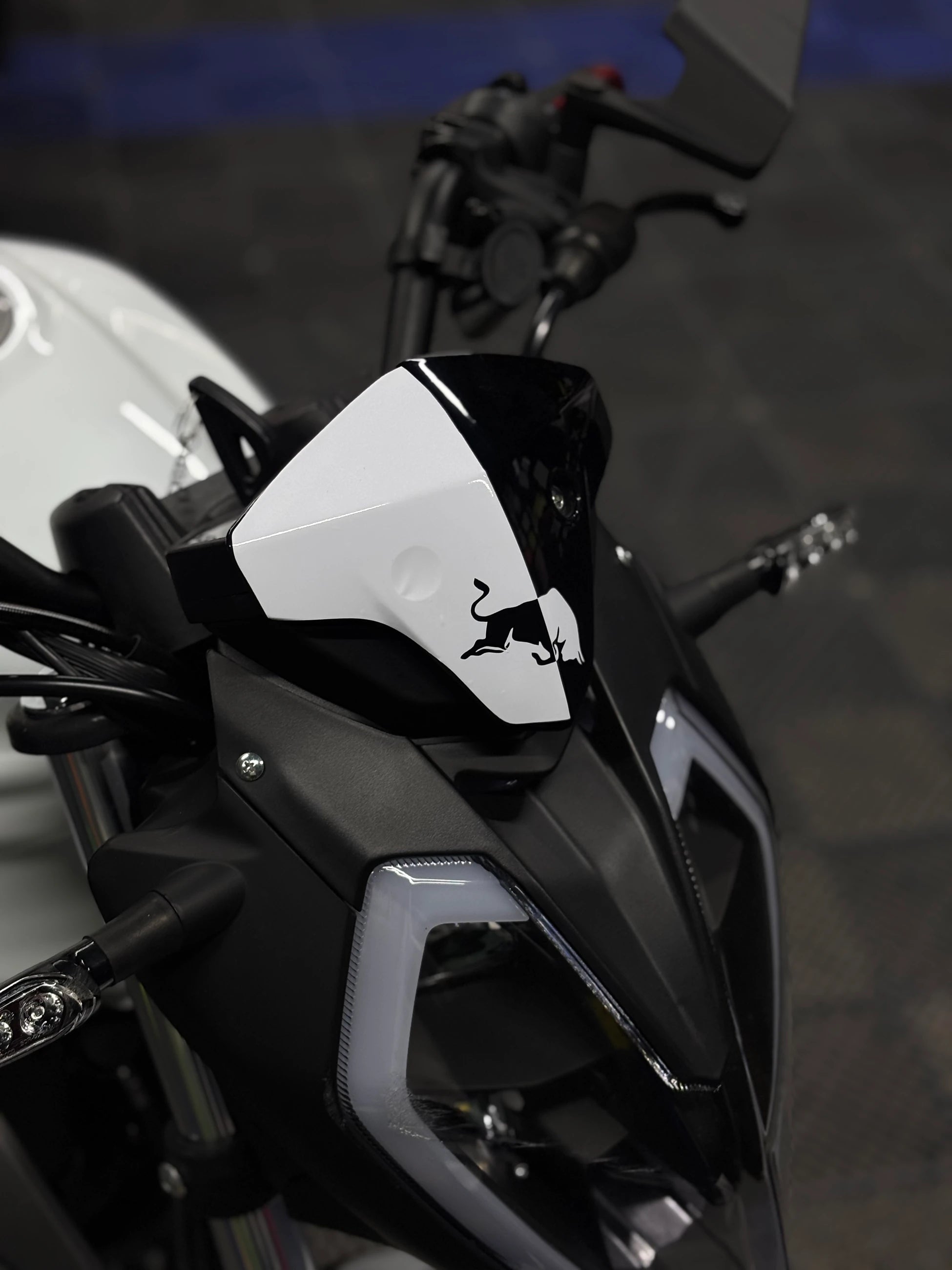 Benelli 125s ve RKS RK125 için Redbull Desenli Beyaz Kafa Detay Sticker