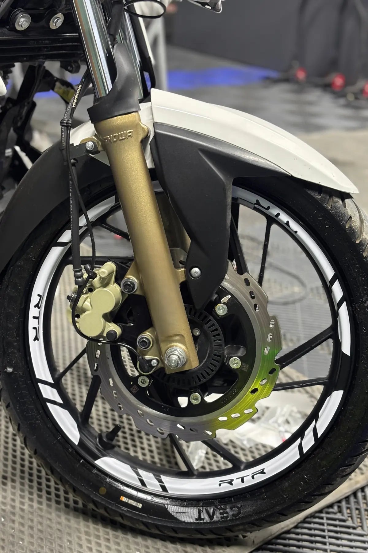 TVS Apache RTR için Tüm Yıllara Uyumlu 12 Parça Jant Şeridi Sticker Seti (Beyaz)