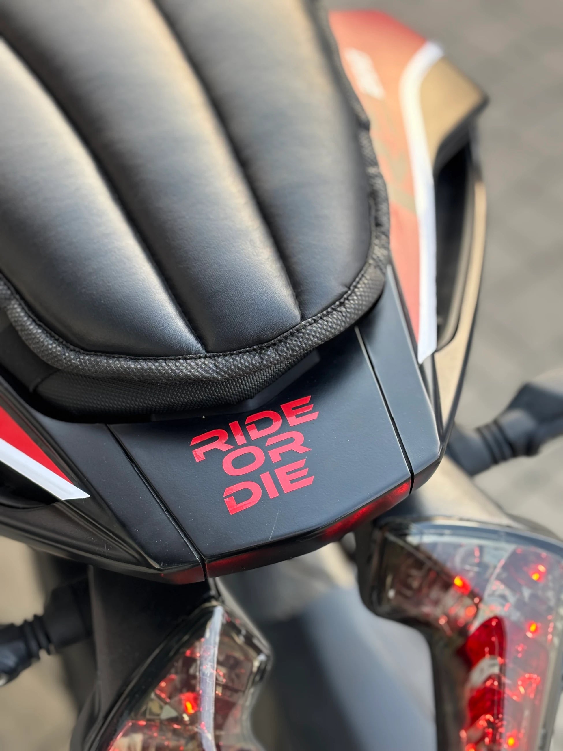 Motosiklet ve Kask için Kırmızı Renk Ride or Die Sticker Etiket (12CMx1.5CM)