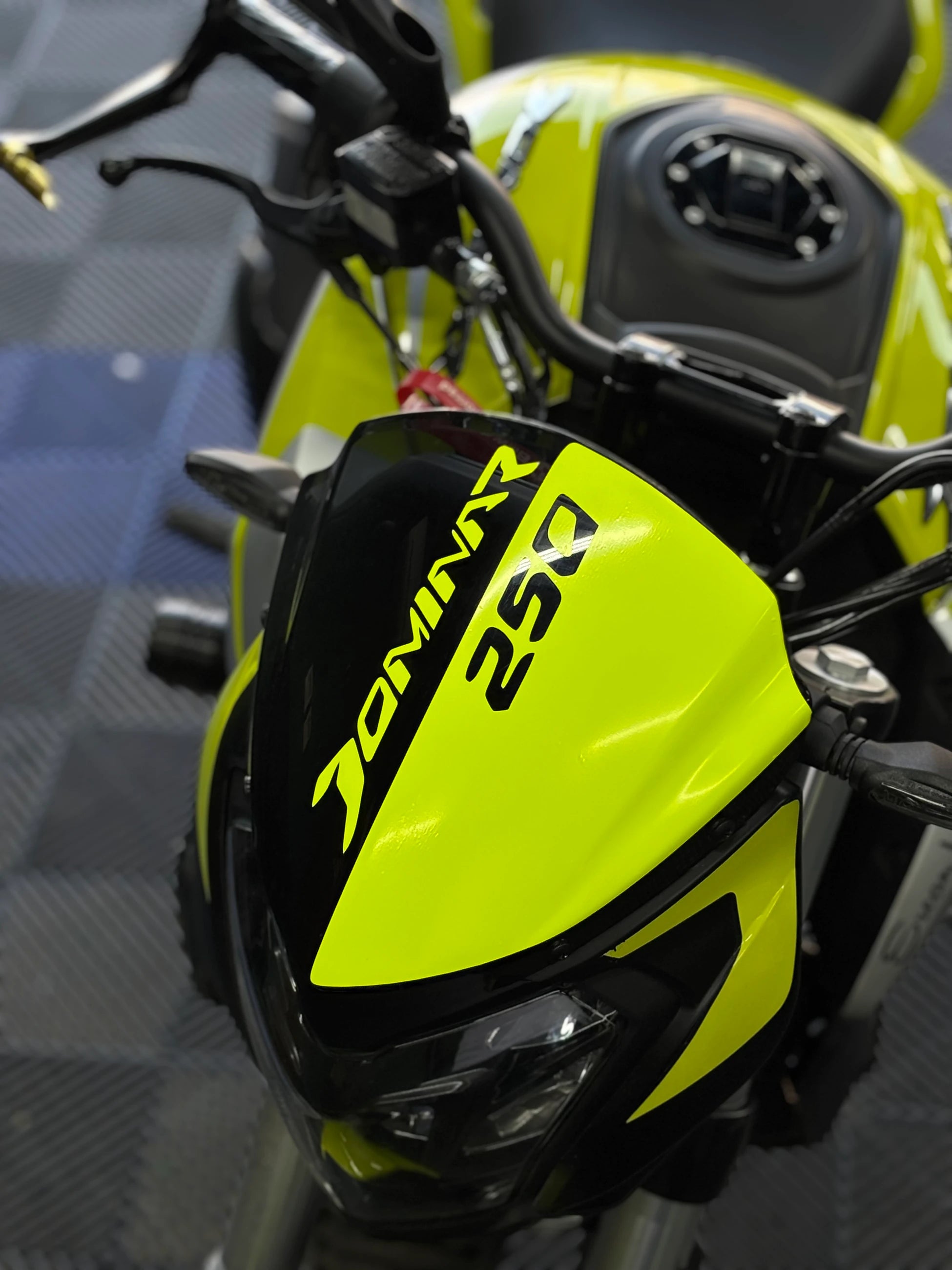 Bajaj Dominar 250 için Neon Sarı Kafa Sticker Etiket