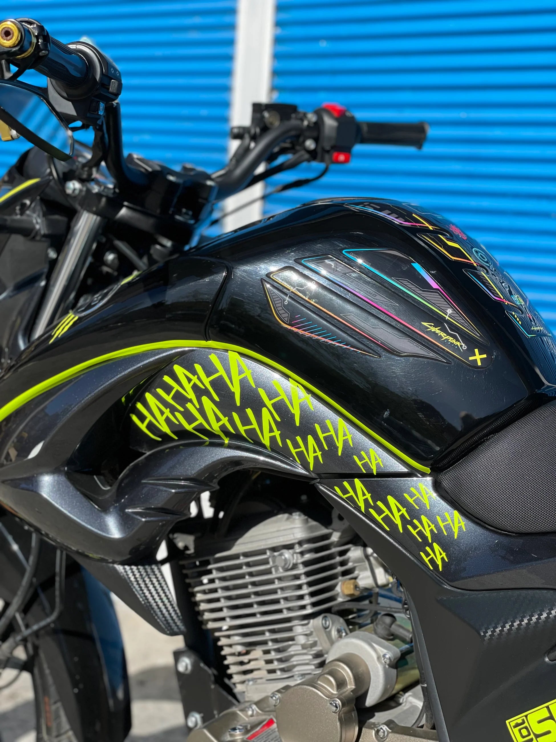 Motor ve Kask için Neon Sarı HaHaHa Sticker Etiket (Toplam 32 Adet)