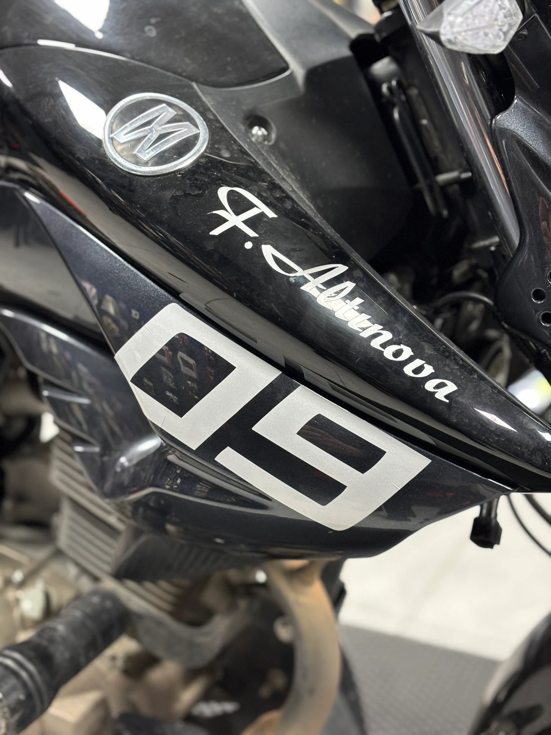Mondial Drift-L için Reflektörlü Beyaz 09 Yazı Sticker Etiket (Sağ ve Sol)