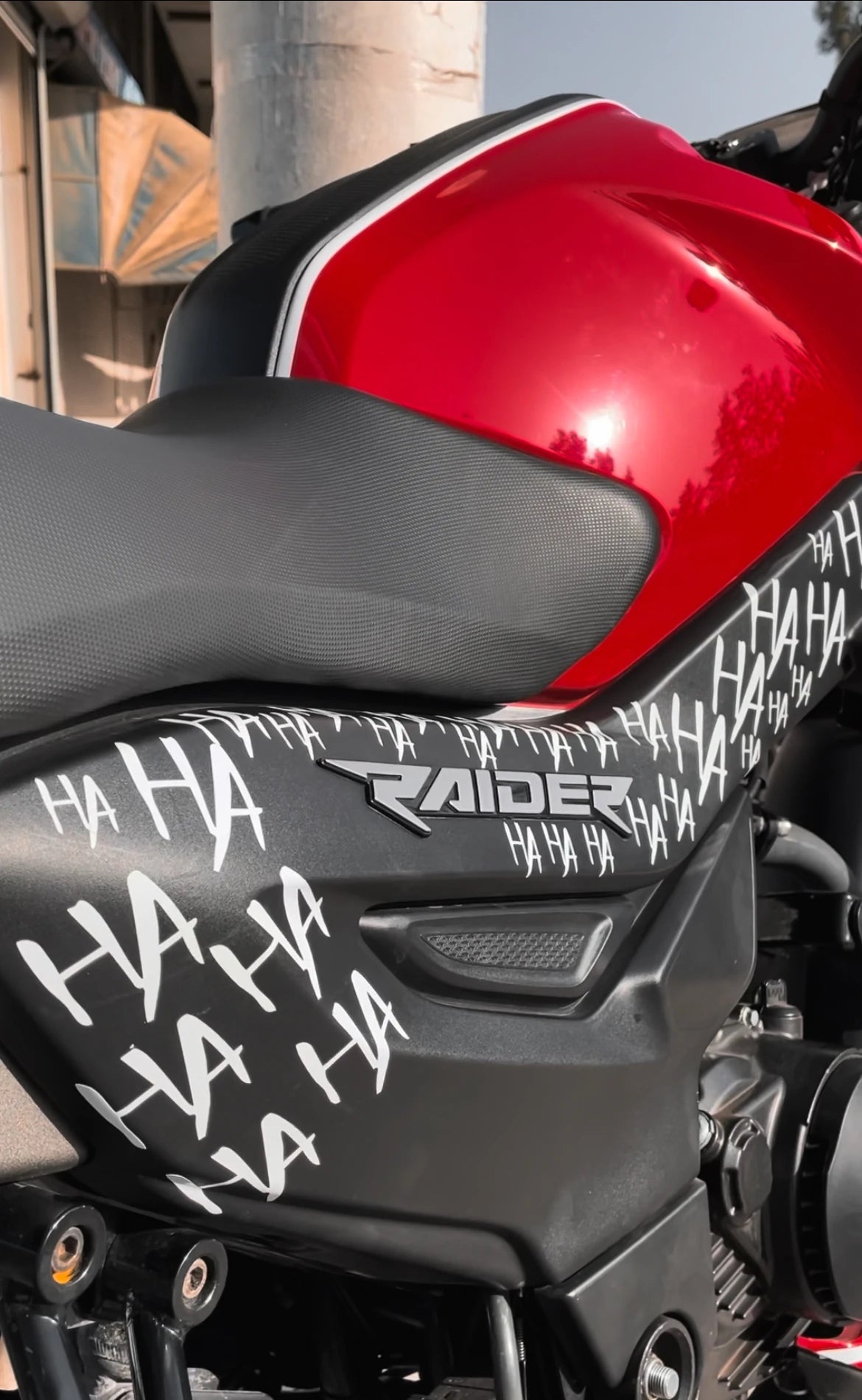 Motor ve Kask için Beyaz Renk Hahaha Sticker Etiket (32 Parça)