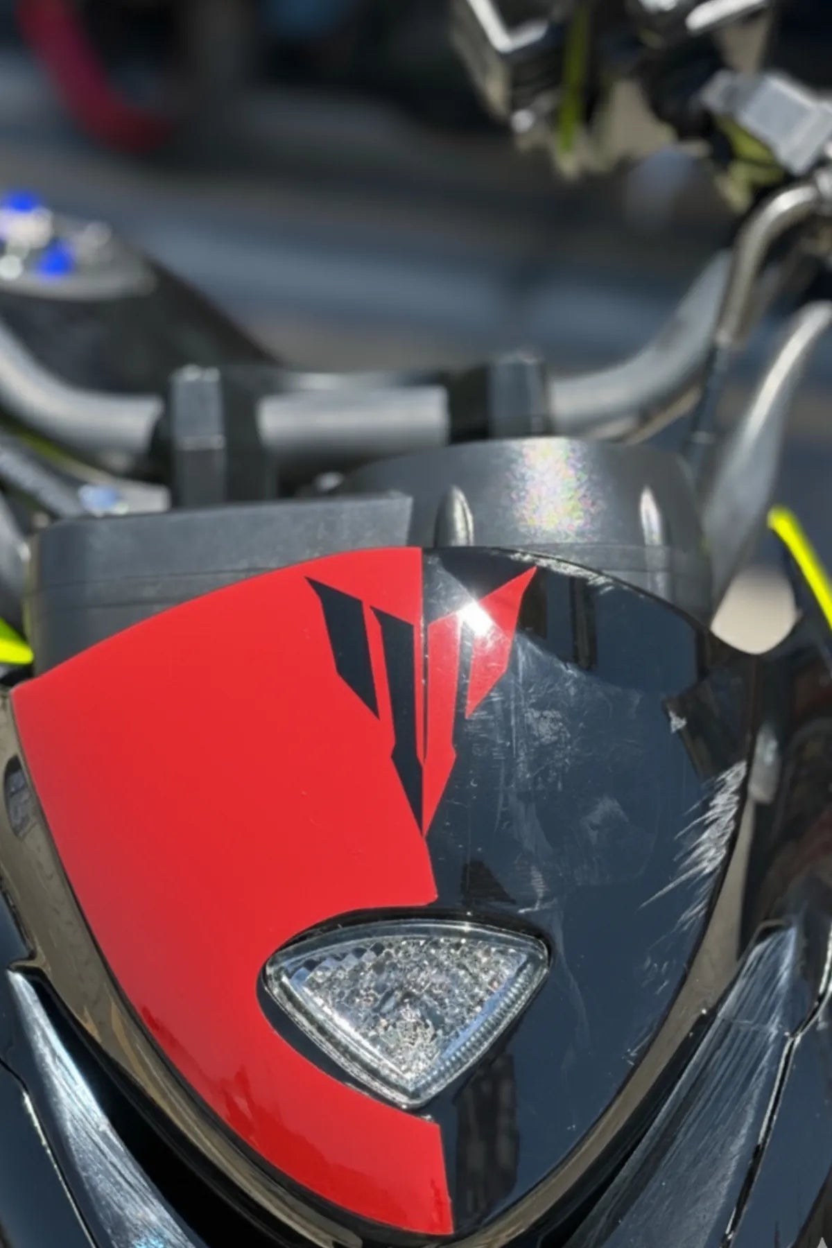 Mondial Drift-L için Kırmızı Renk MT Logolu Kafa Detay Sticker
