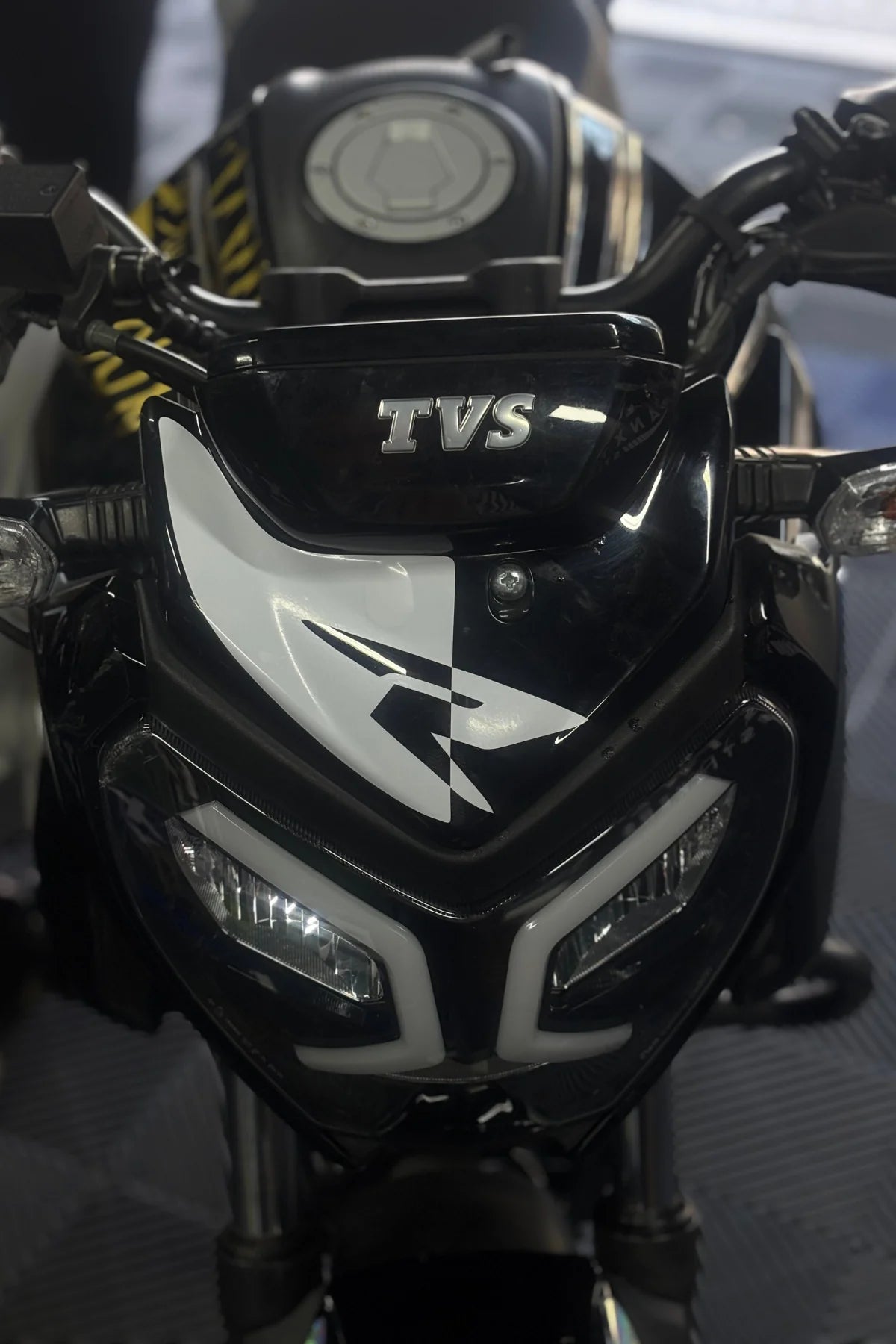 TVS Raider için R Logolu Beyaz Renk Kafa Detay Sticker