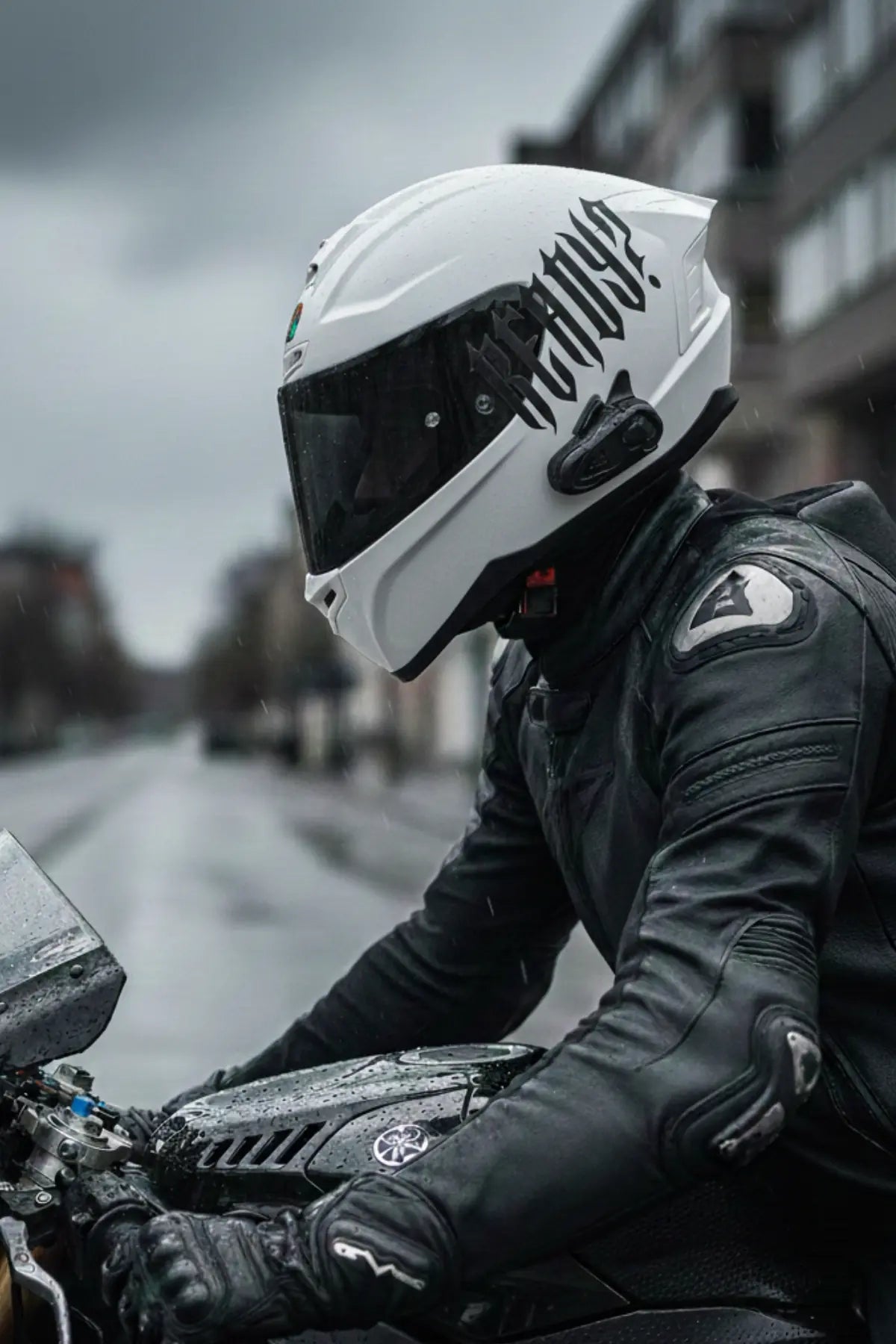 Kask için Gotik Yazı Tipiyle Ready Sticker Etiket (Tek Taraf)