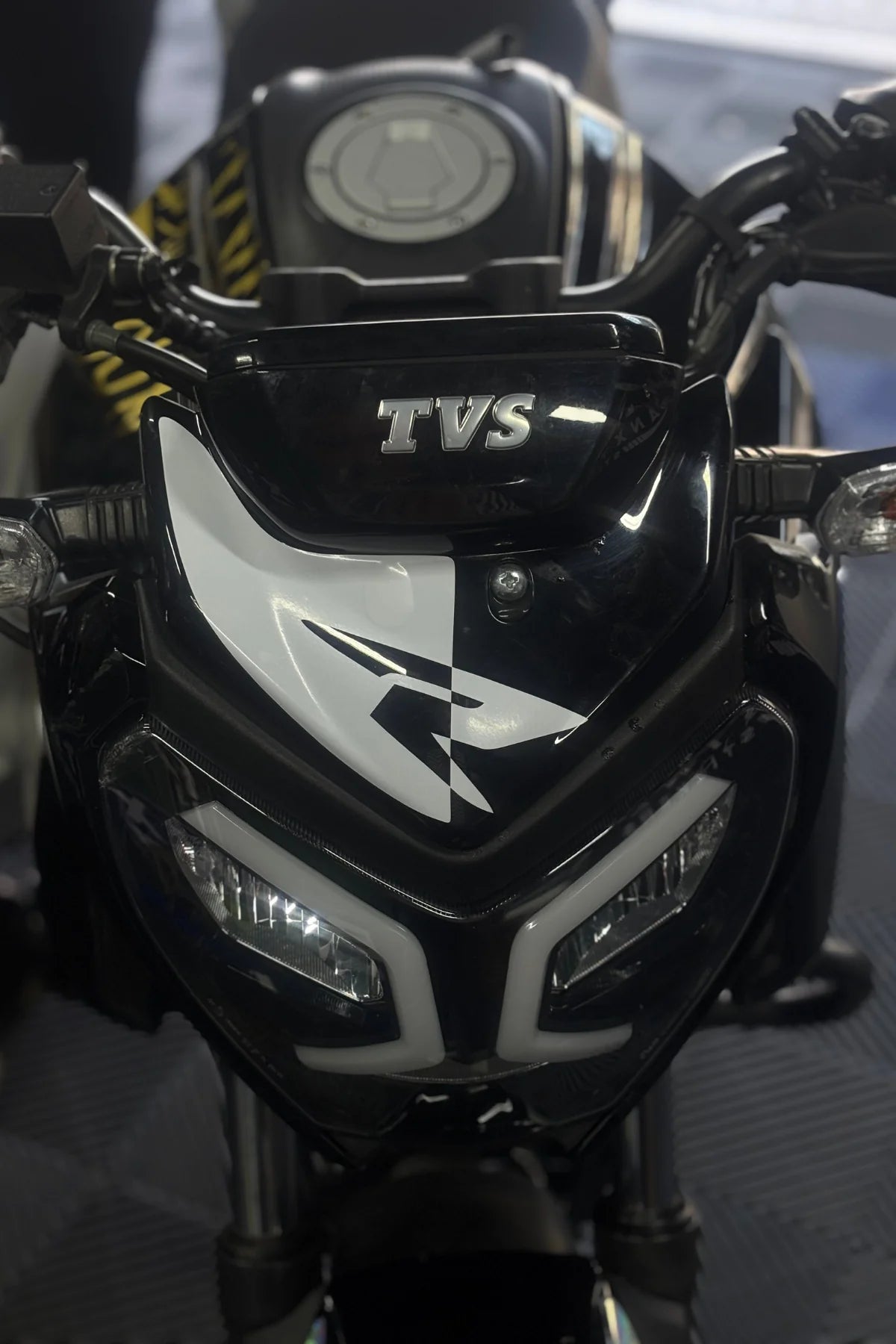 TVS Raider 125 için Beyaz Renk R Logolu Kafa Detay Sticker