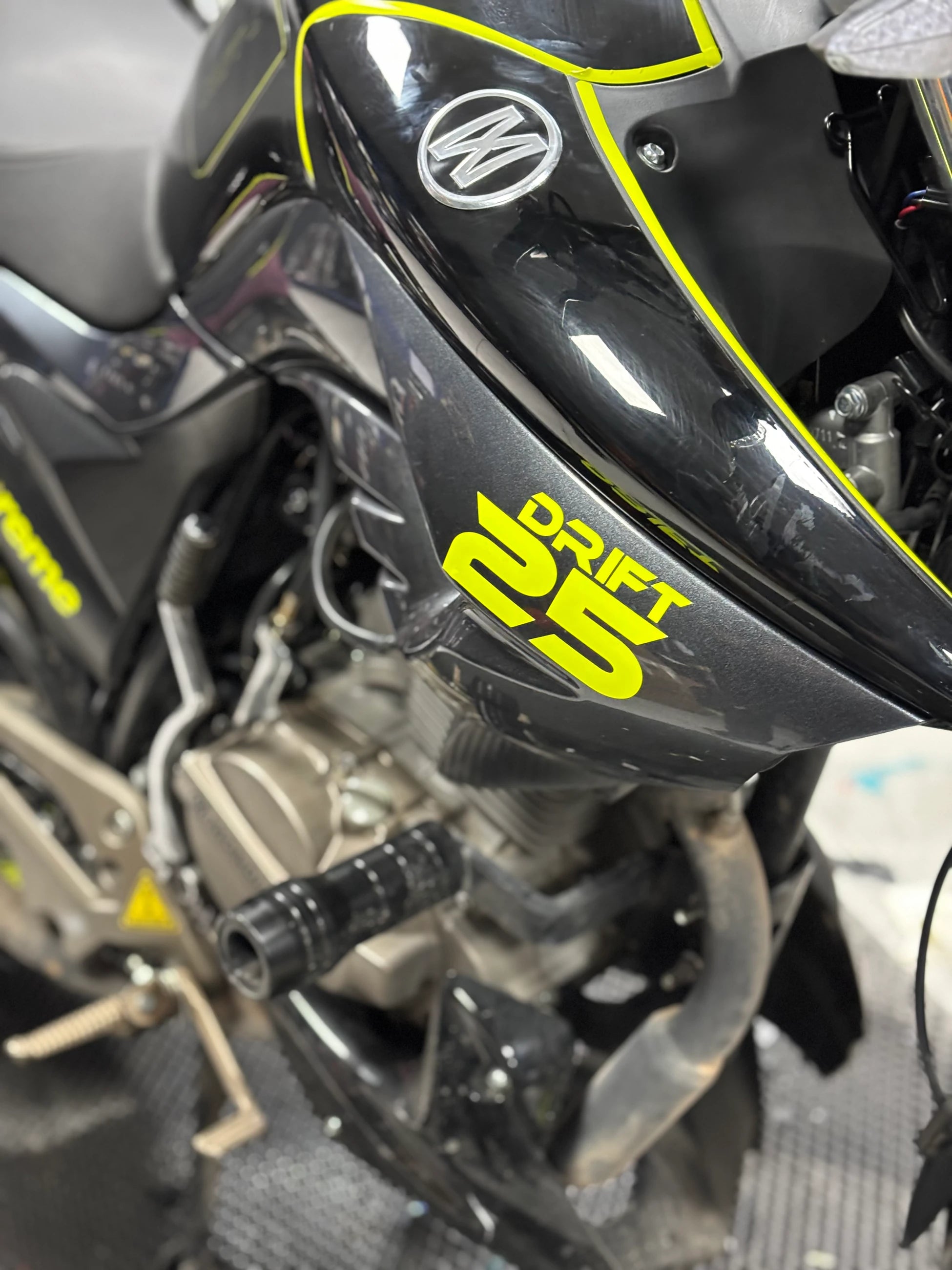 Mondial Drift-L için Neon Sarı Drift-25 Sticker Etiket (Sağ ve Sol)