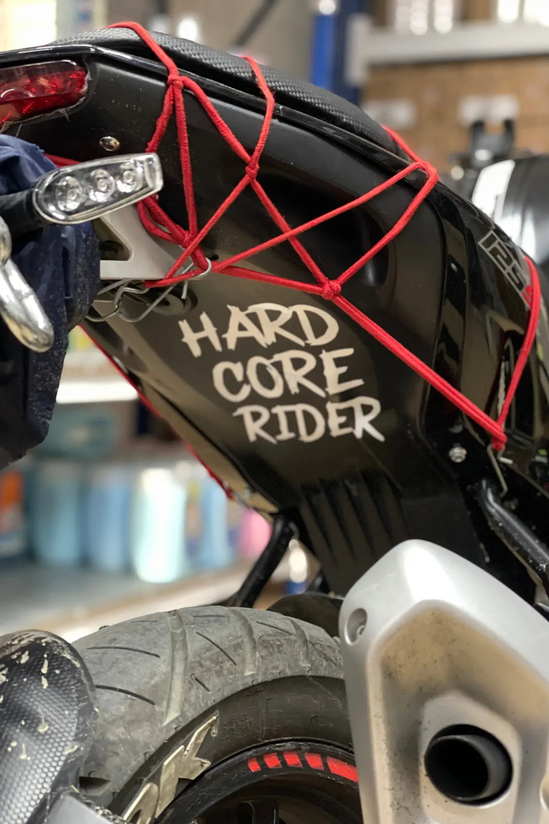 Motosiklet Depo ve Sele Altı için Beyaz Renk Hardcore Rider Sticker Etiket (15CMx12CM)