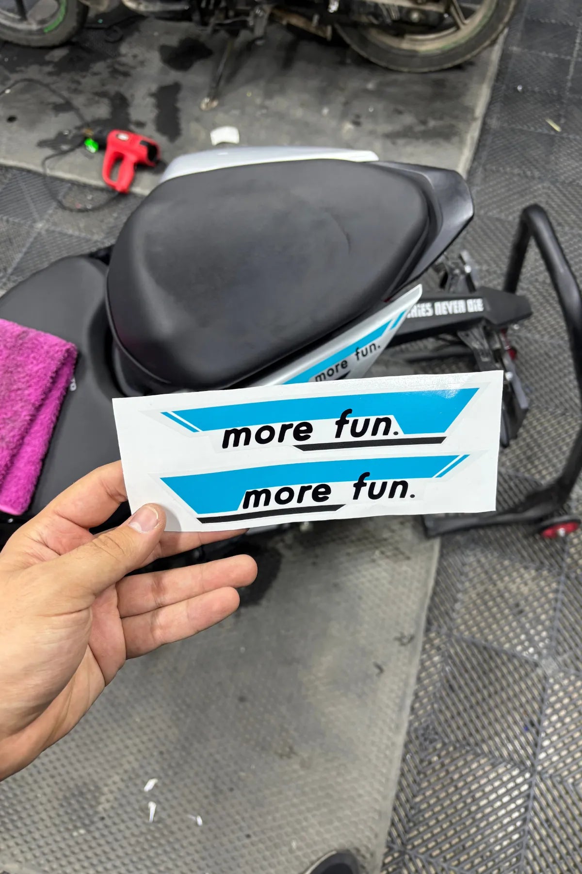 CFMOTO SR250 için Açık Mavi Orijinal Arka Kuyruk Stickerları