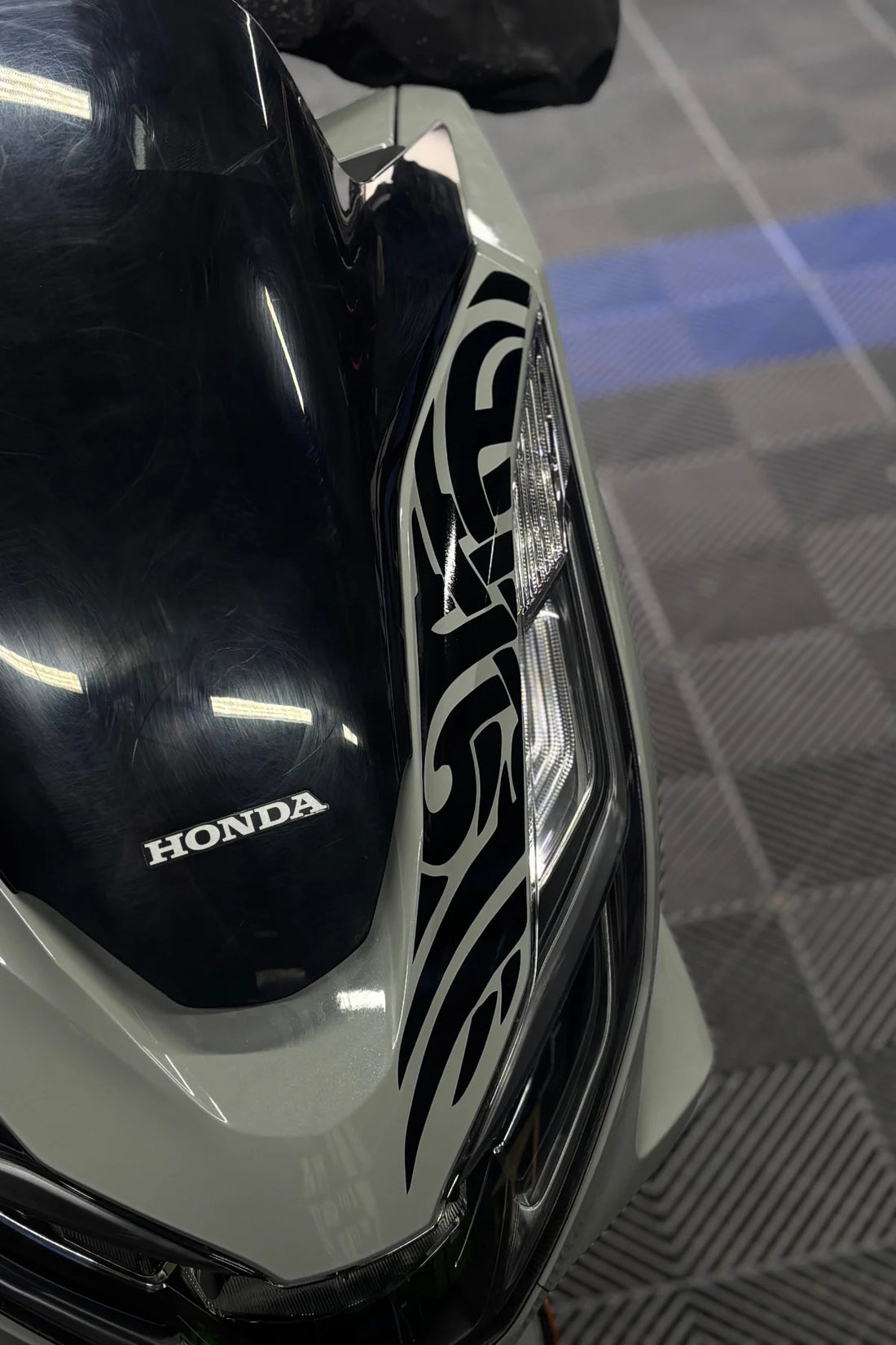 Honda PCX için Siyah Renk Far Üstü Tribal Desen Dövme Sticker