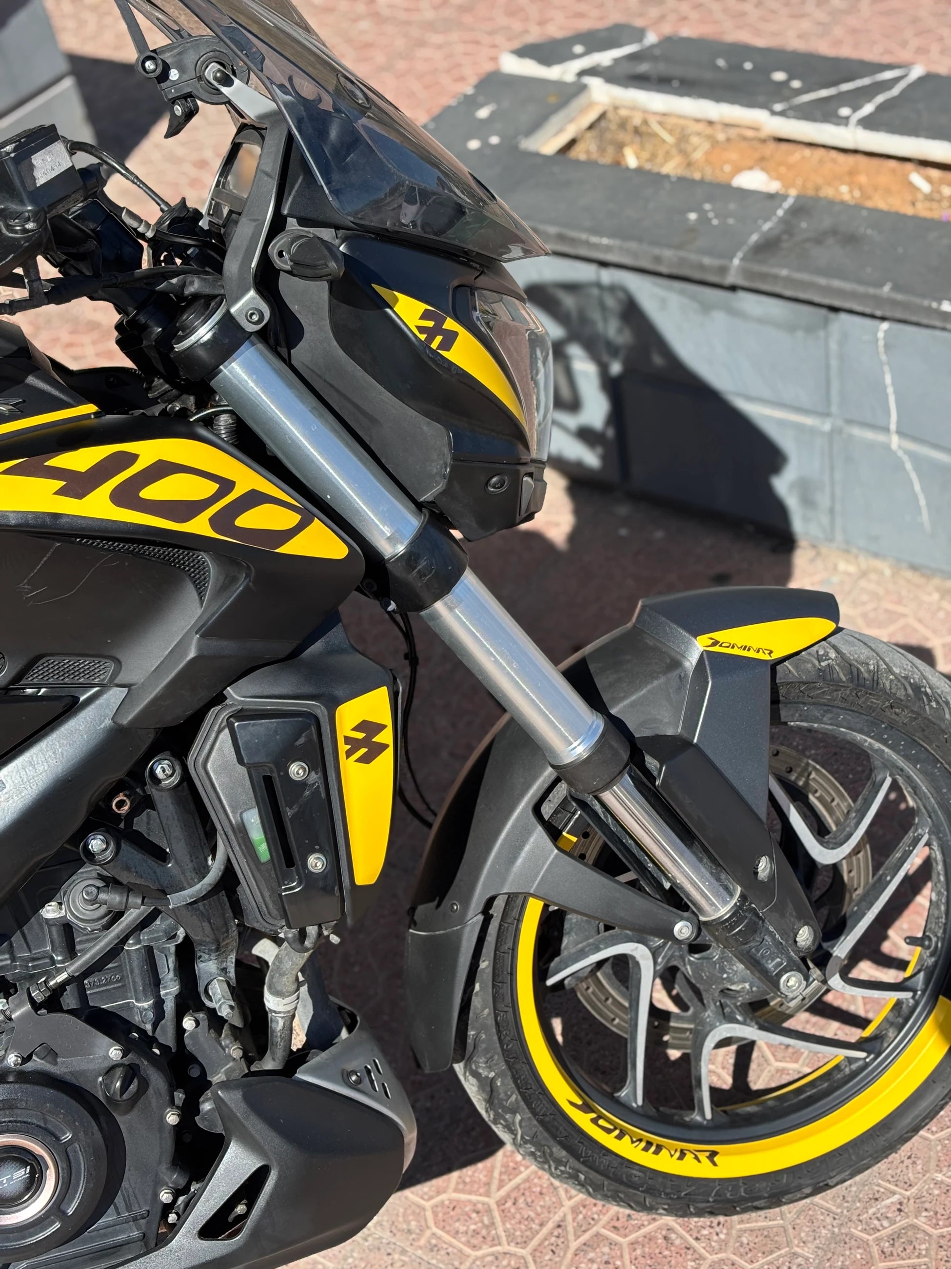 Bajaj Dominar 250/400 için Mat Sarı Desenli Sticker Seti