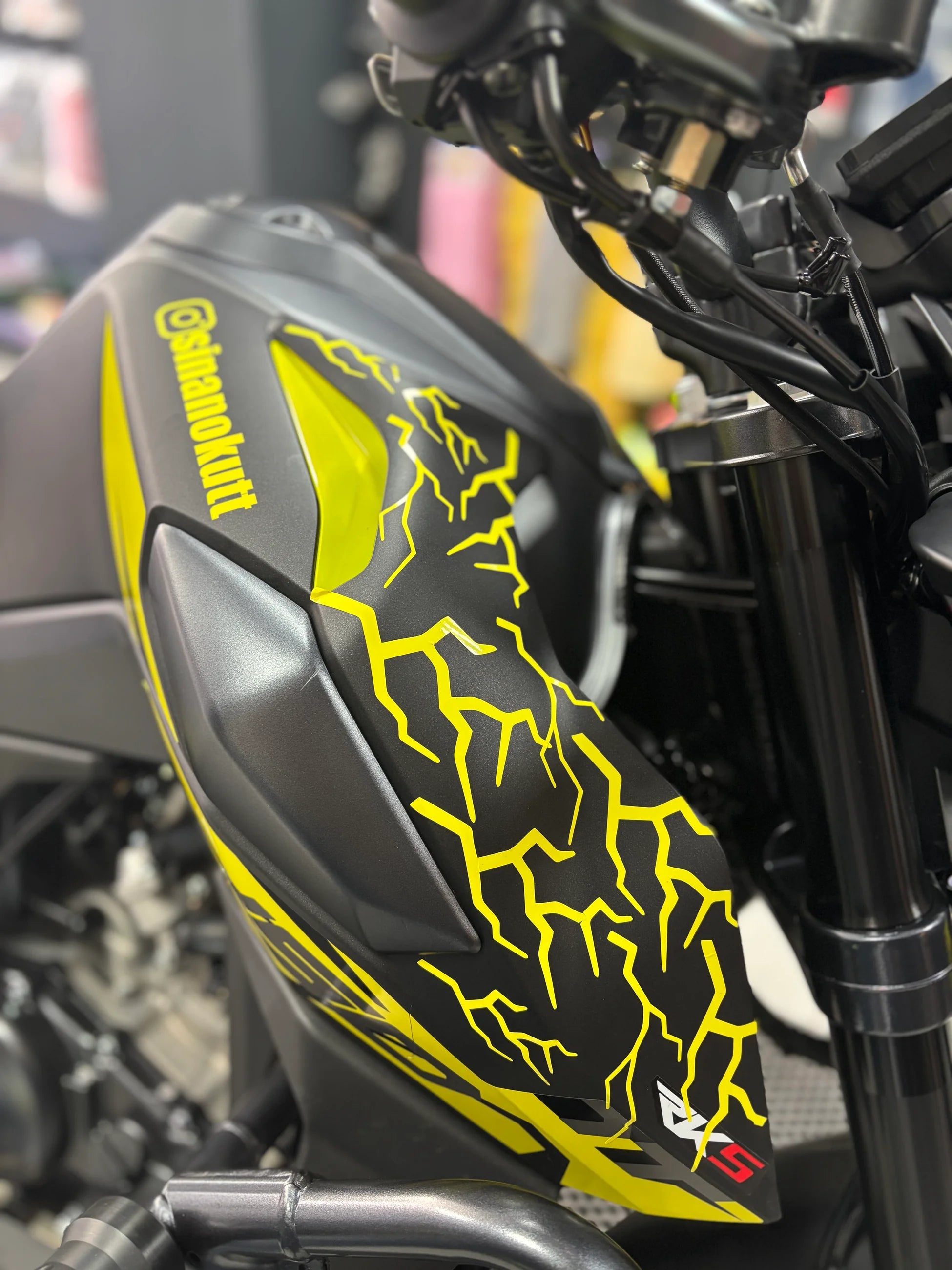 Motosiklet ve Kask için Sarı Renk Şimşek Sticker Seti (16 Parça)
