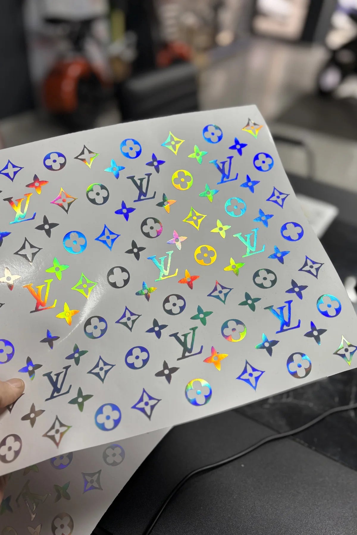 Motosiklet için Hologramlı Louis Vuitton LV Kaplama Sticker (25CMx25CM)