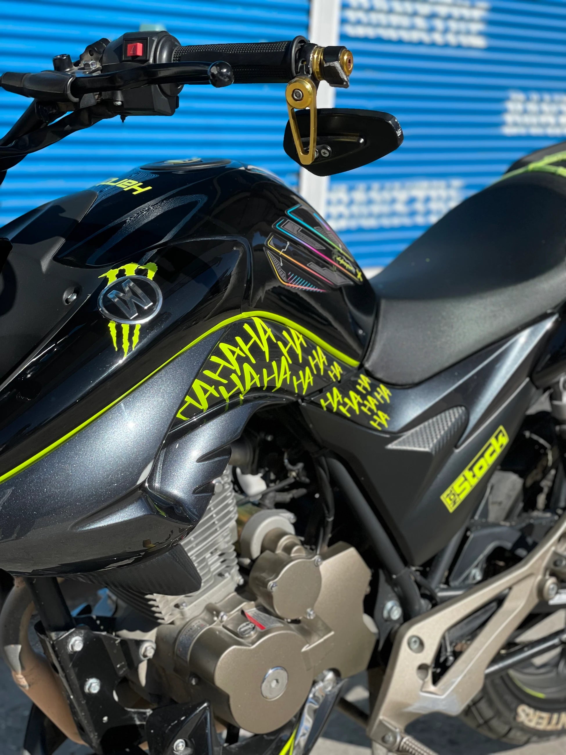 Motor ve Kask için Neon Sarı HaHaHa Sticker Etiket (Toplam 32 Adet)