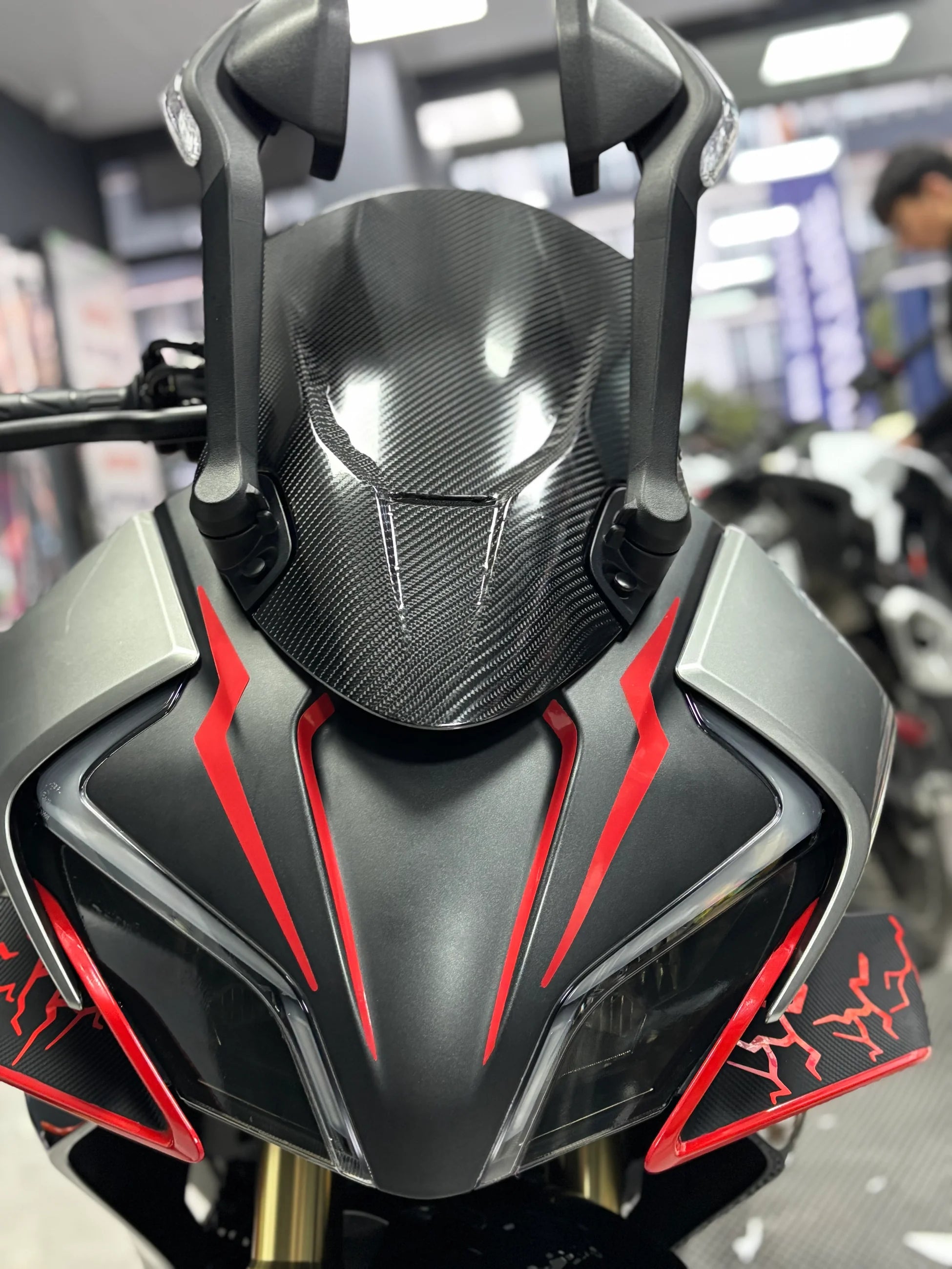 CFMOTO 450SR için Kırmızı Renk Far Kaşı Sticker (4 Parça)