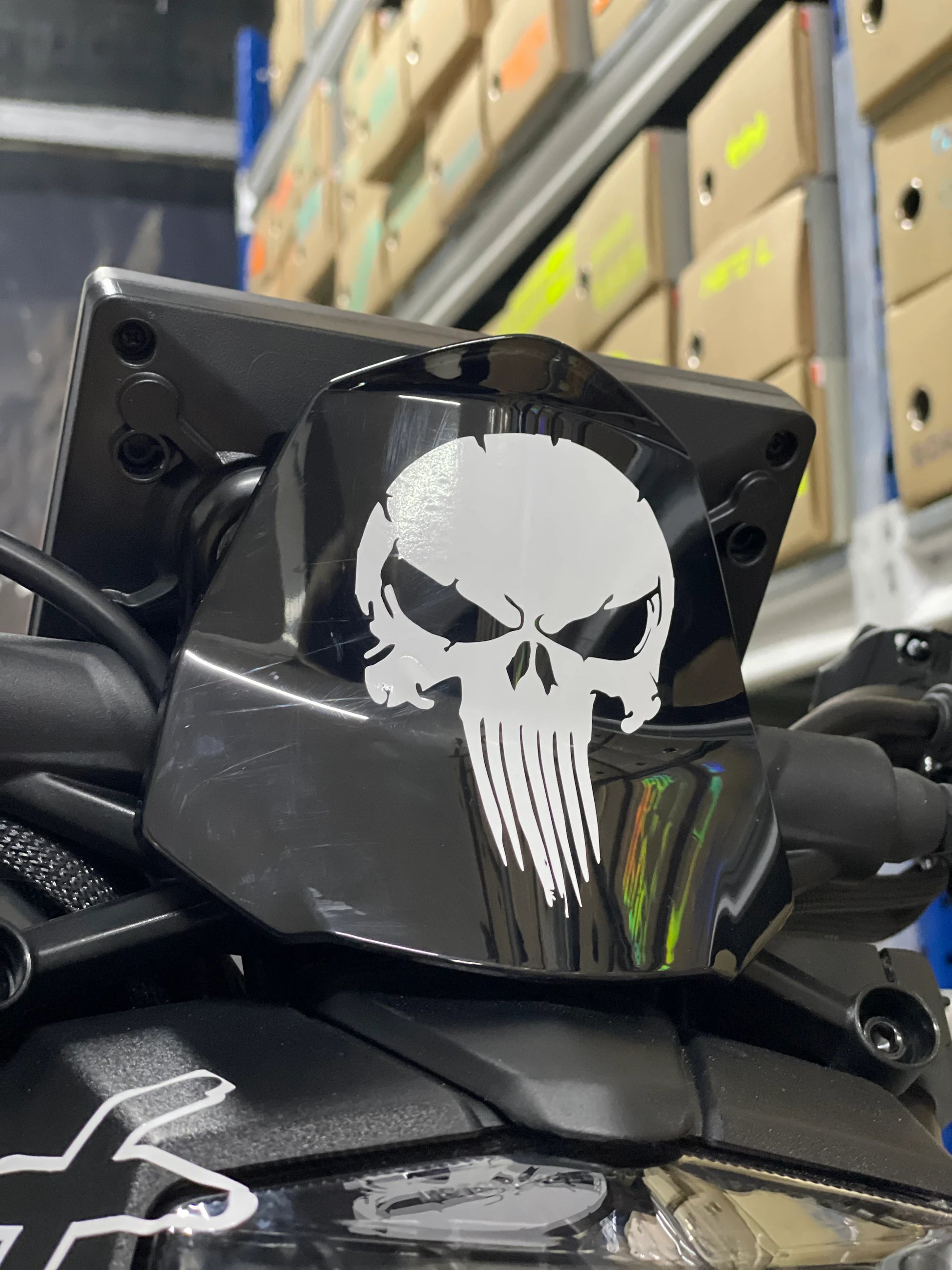 Motosiklet ve Kask için Beyaz Renk Punisher Kurukafa Sticker Etiket (12CMx8CM)