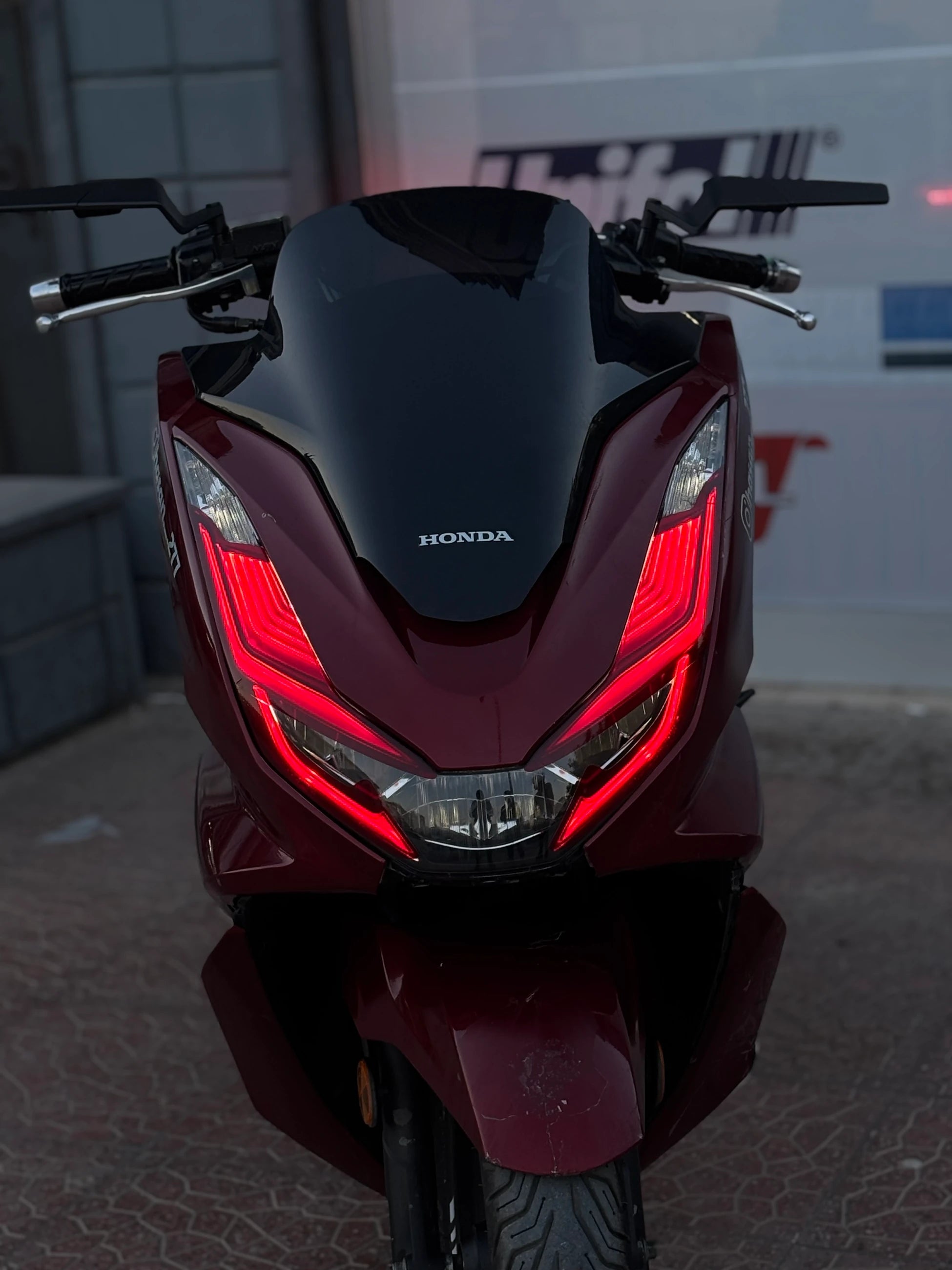 Honda PCX için Kırmızı Renk Far Filmi Tam Kapatan Far Tasarım Seti