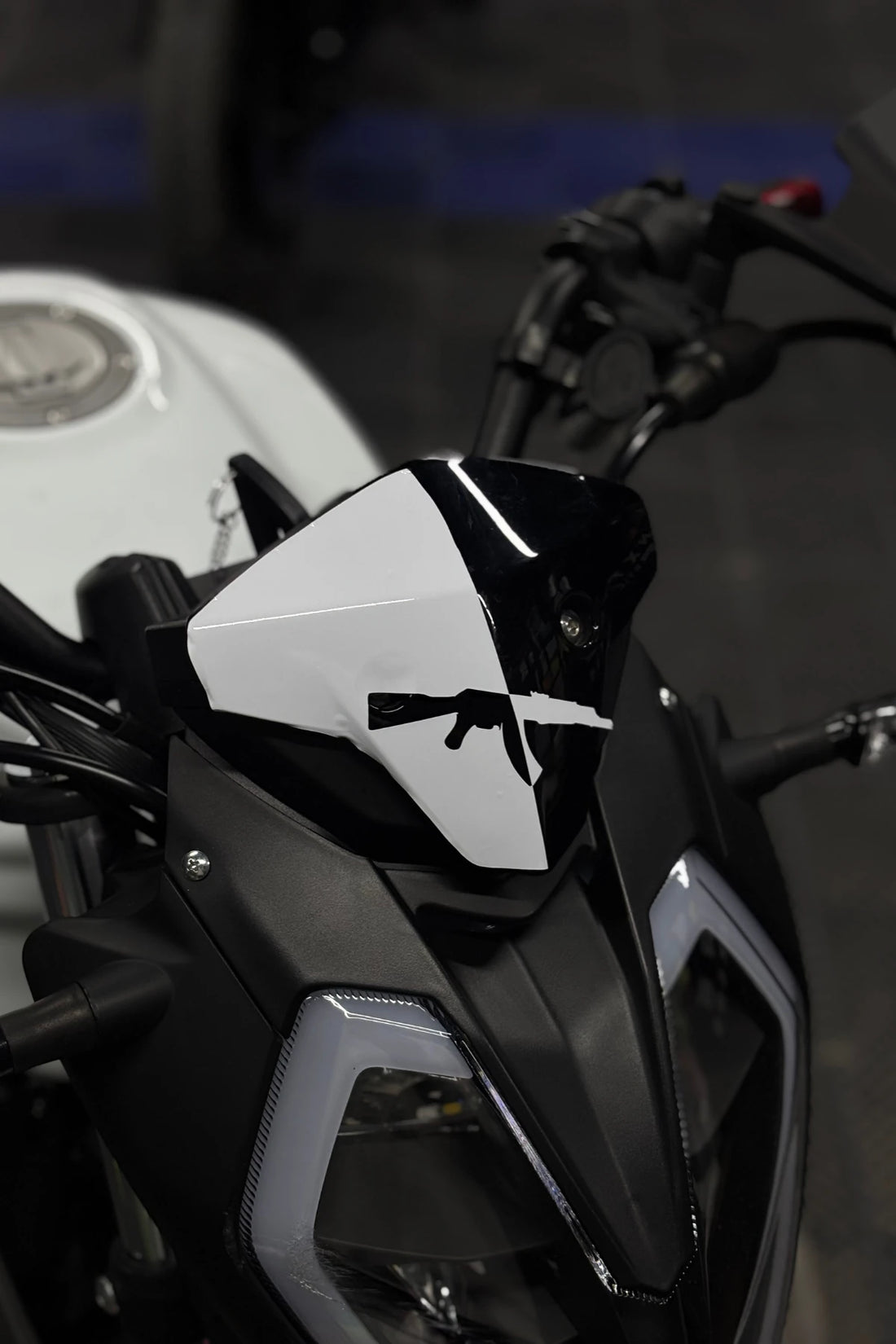 Benelli 125s ve RKS RK125 için AK-47 Detaylı Beyaz Renk Kafa Detay Sticker