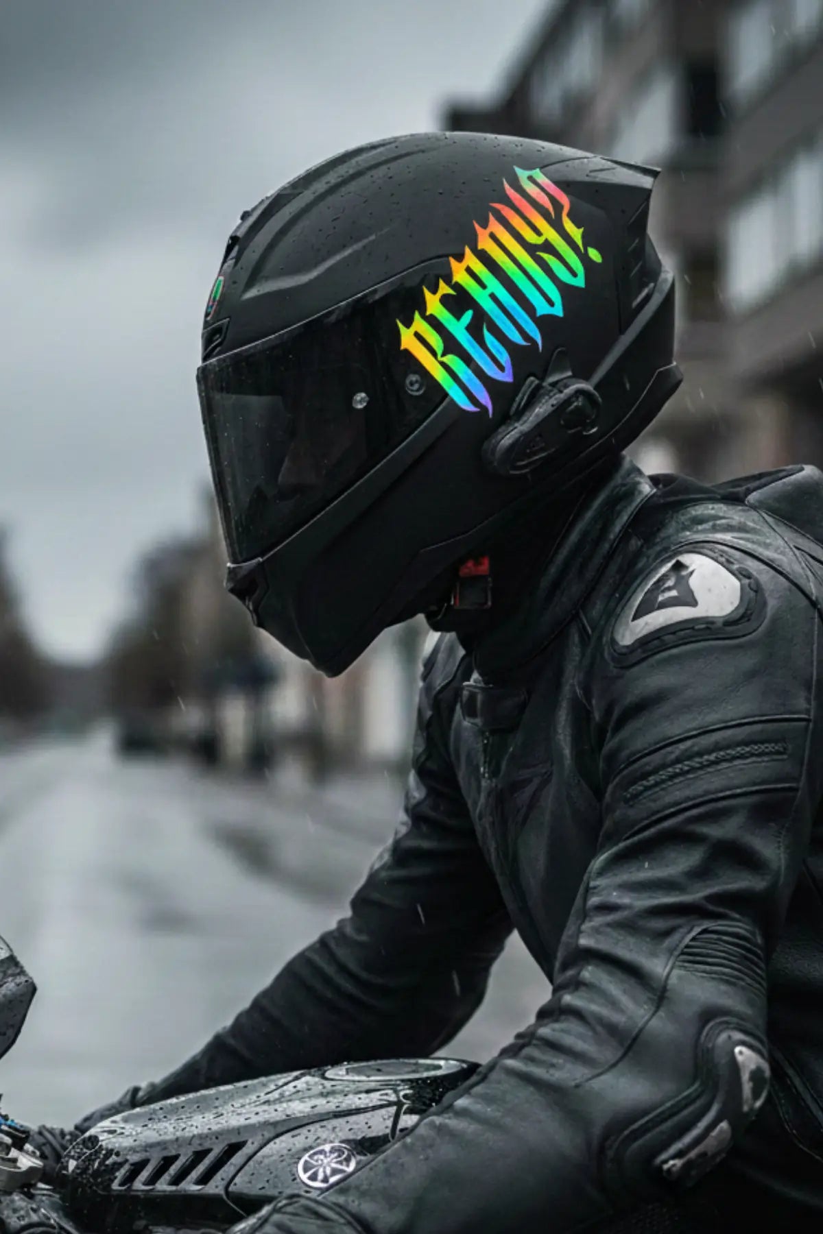 Kask için Gotik Yazı Tipiyle Ready Sticker Etiket (Tek Taraf)