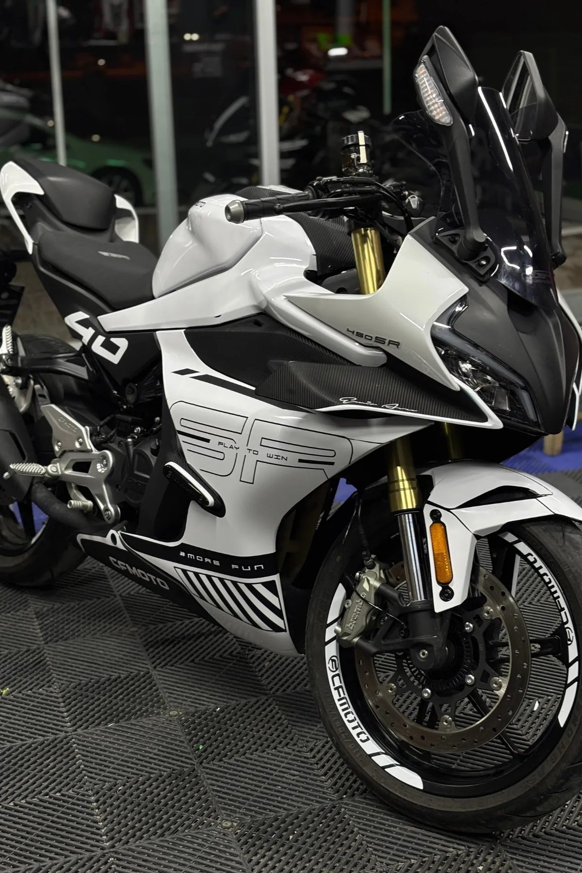 CFMOTO 450SR için Komple Beyaz Kaplama üstüne Siyah Detaylar Kaplama Seti