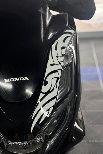 Honda PCX 2021-2024 Yılları Uyumlu Beyaz Renk Far Üstü Tribal Desen Sticker