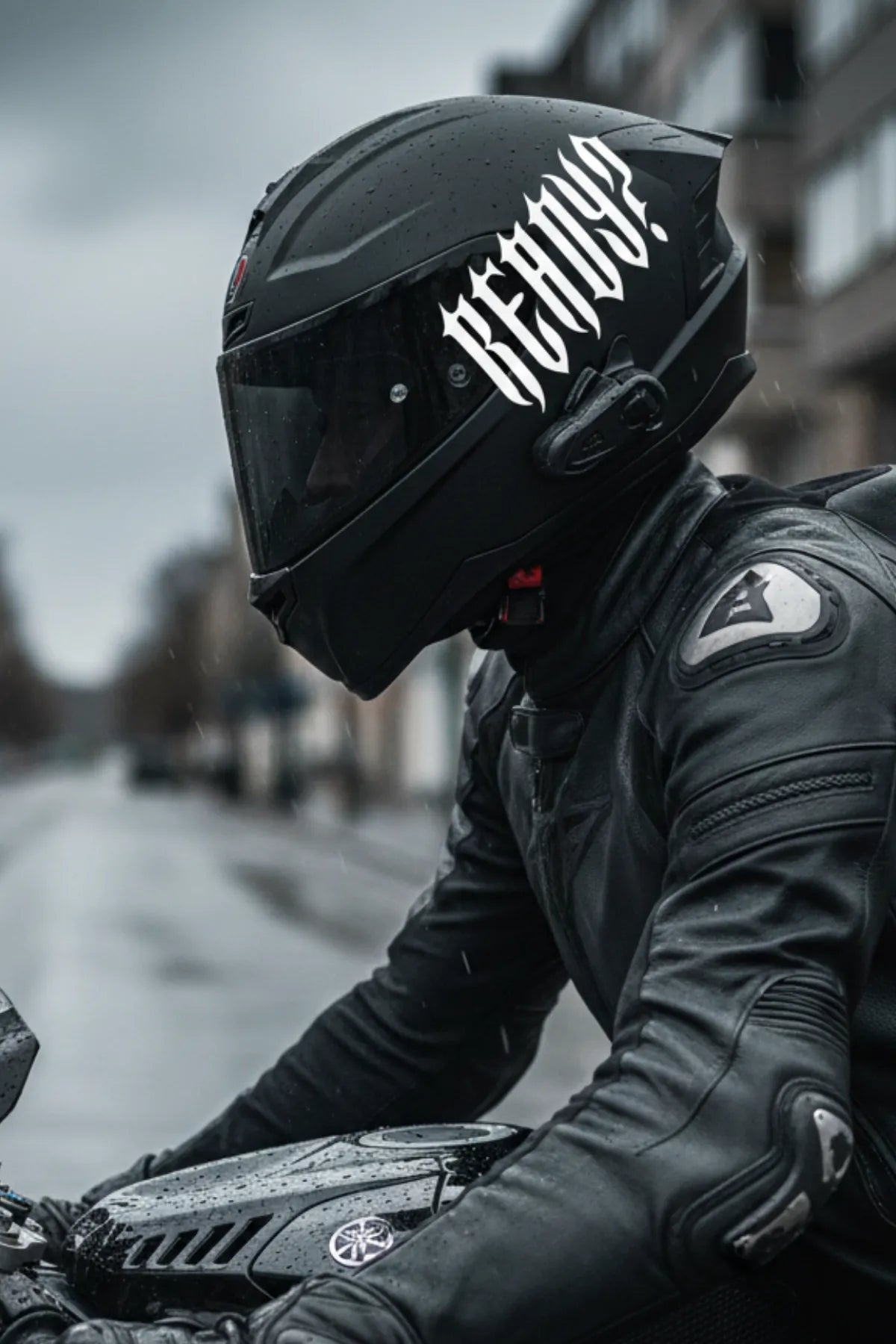 Kask için Gotik Yazı Tipiyle Ready Sticker Etiket (Tek Taraf)