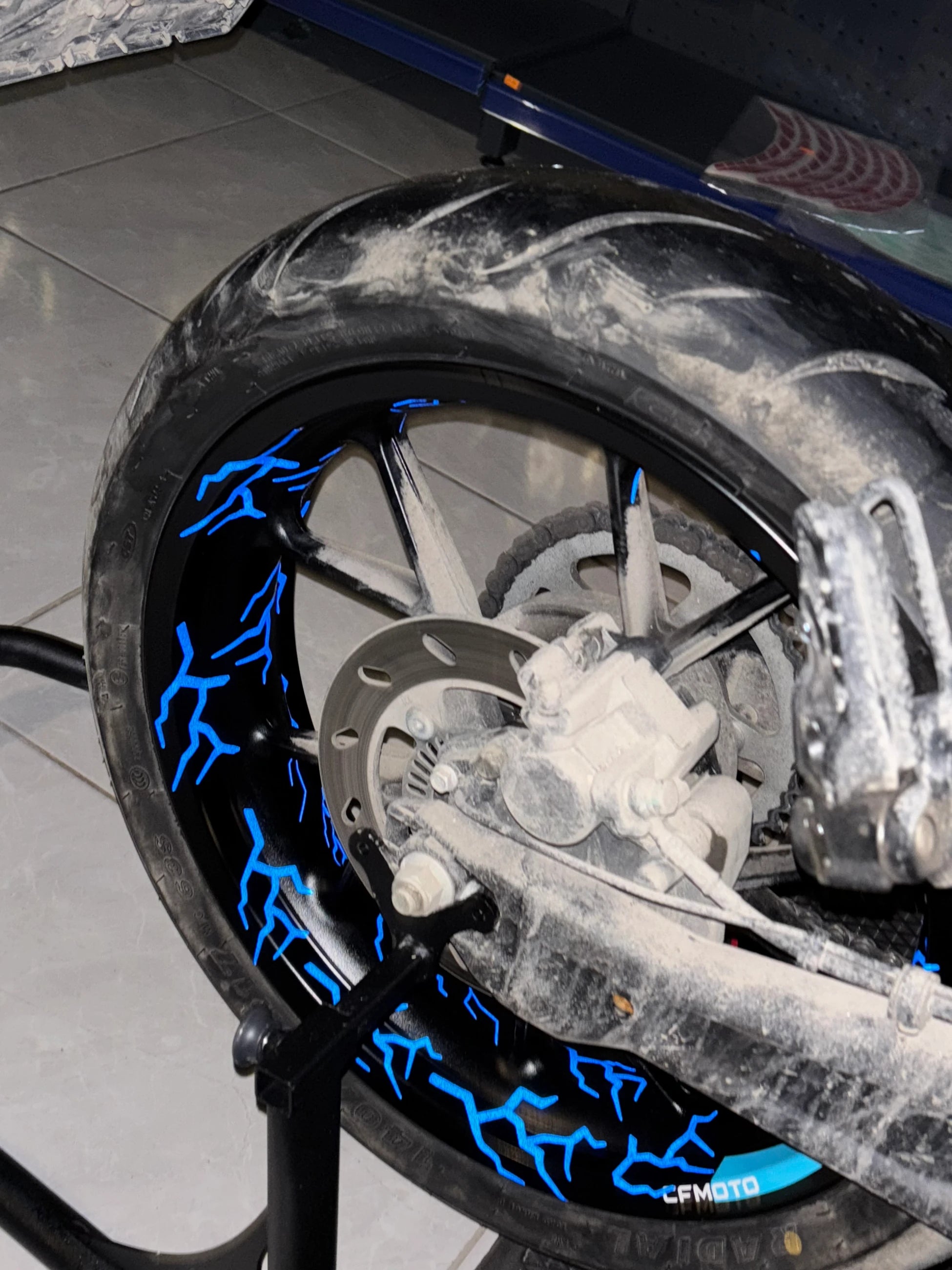 Motosiklet Jantı için Reflektörlü Mavi 64 Adet Jant içi Yıldırım Sticker Seti