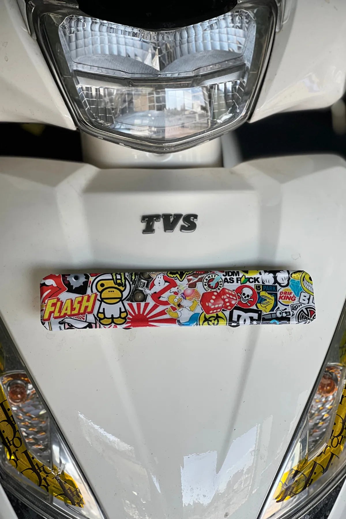 TVS Jupiter için Hellaflush Desenli Ön Plakalık Kaplama Sticker