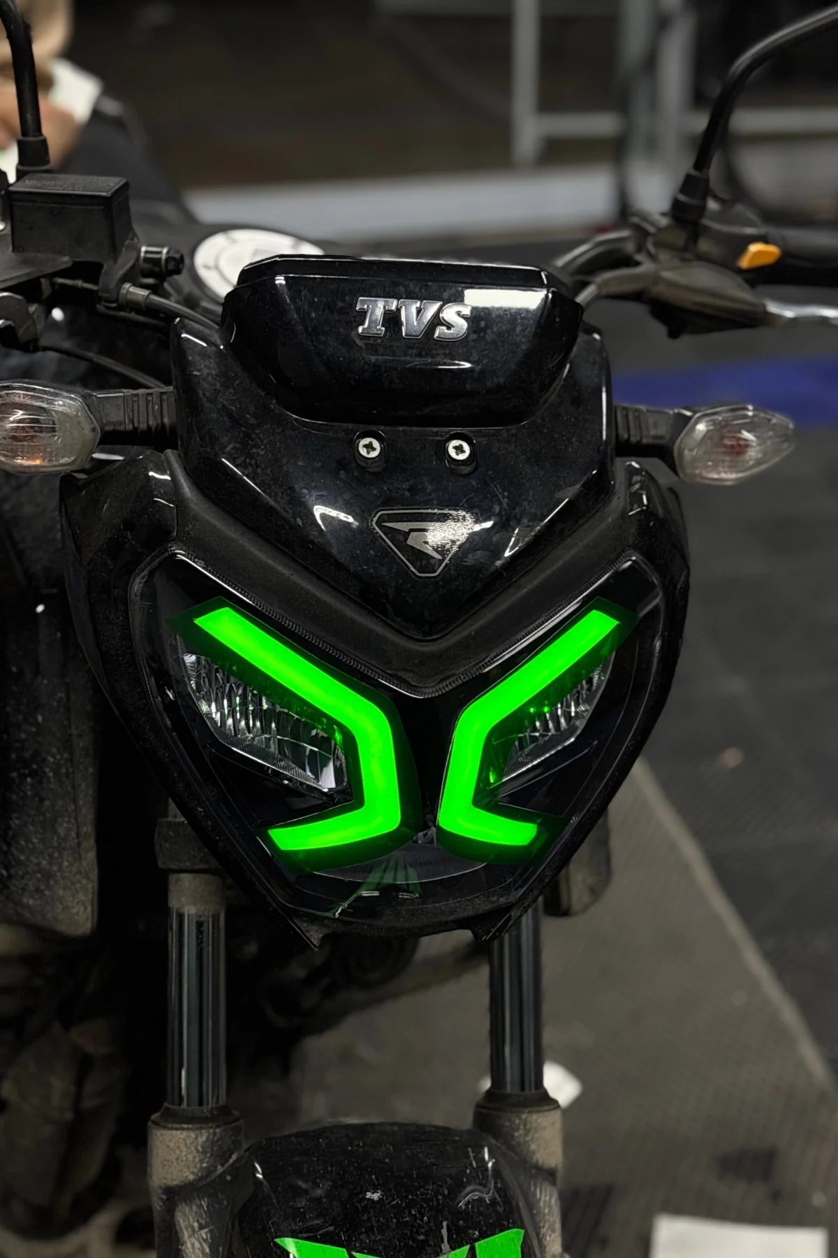 TVS Raider 125 için Yeşil Renk Far Tasarım Film Sticker