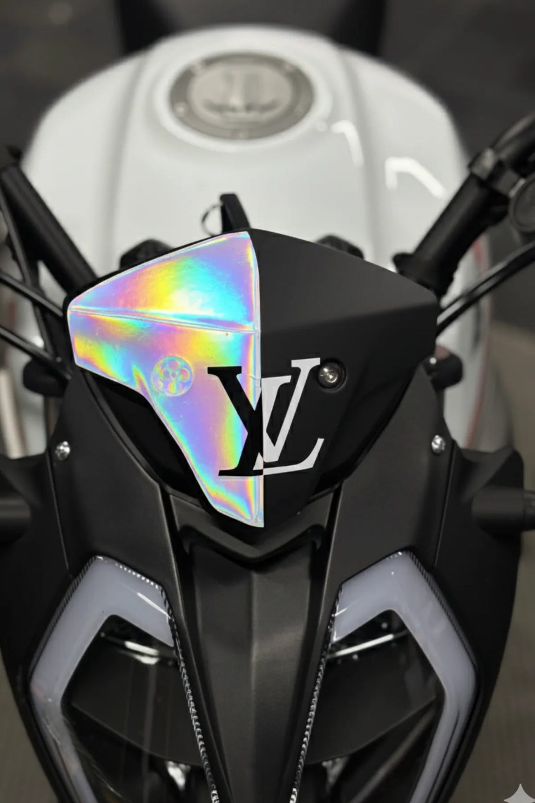 Benelli 125s ve RKS RK125 için Hologramlı LV Kafa Desenli Sticker