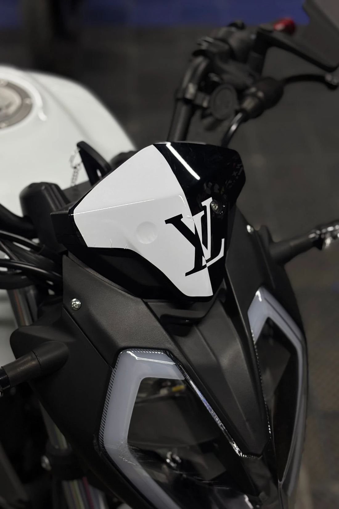 Benelli125s ve RKS RK125 için Beyaz Renk LV Desenli Kafa Sticker Etiket