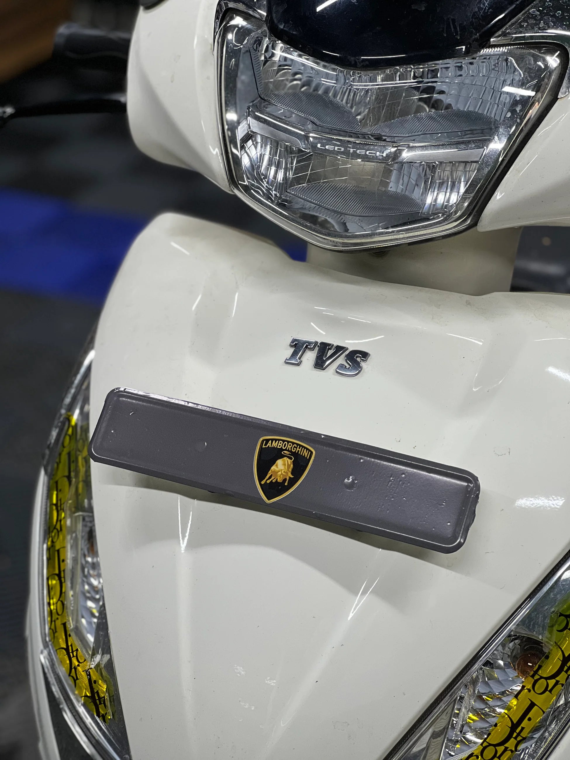 TVS Jupiter 125 için Ön Plaka Gallardo Kaplama Sticker Etiket