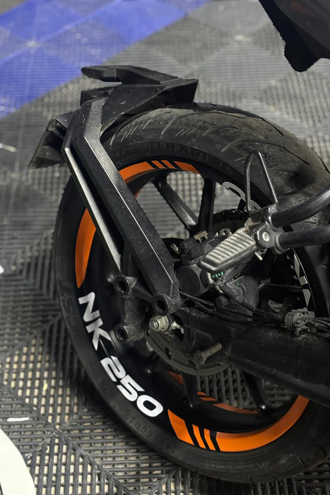 CFMOTO NK250 için Turuncu-Beyaz Renk 16 Parça Jant Şeridi Sticker Seti