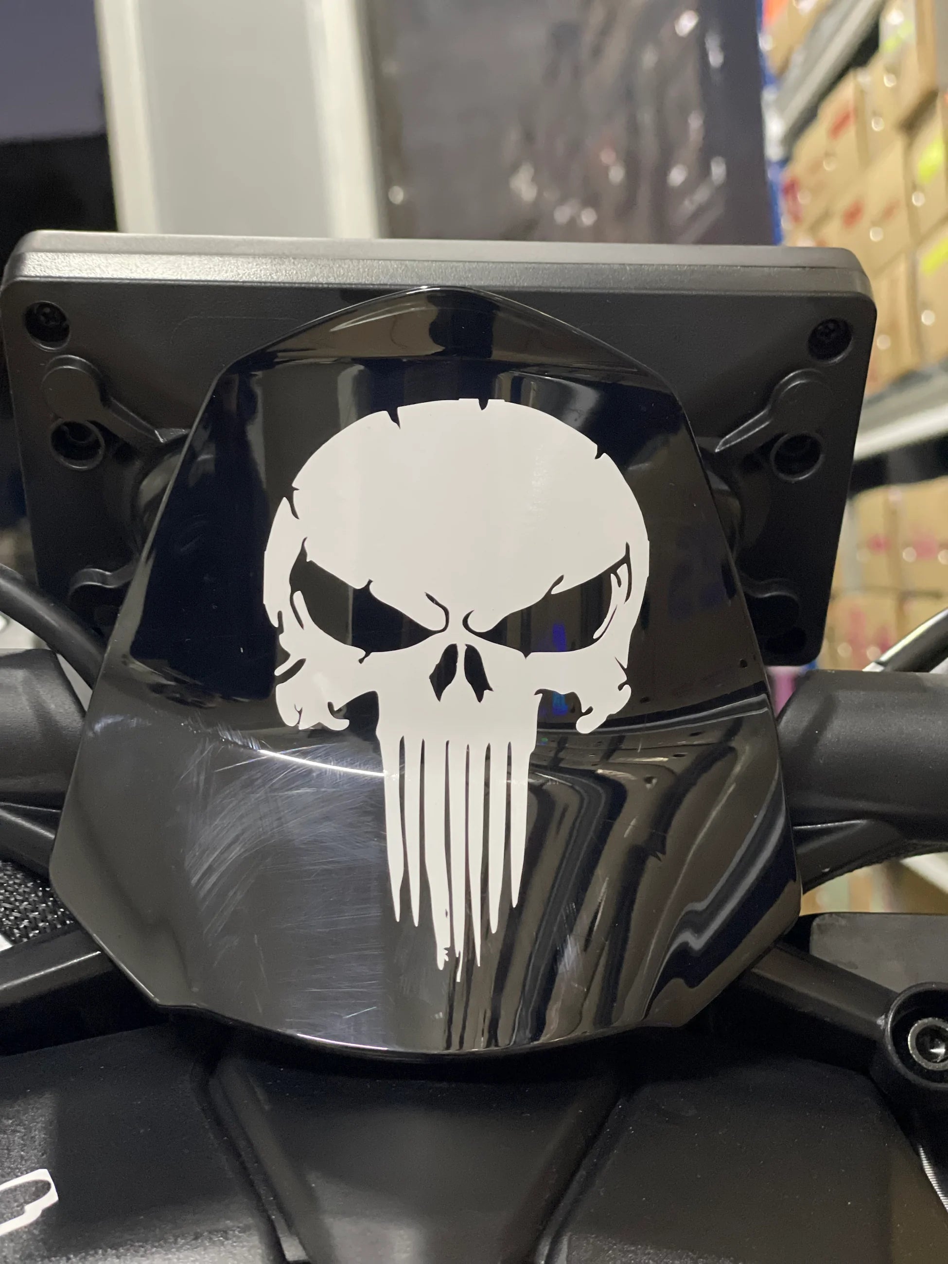 Motosiklet ve Kask için Beyaz Renk Punisher Kurukafa Sticker Etiket (12CMx8CM)