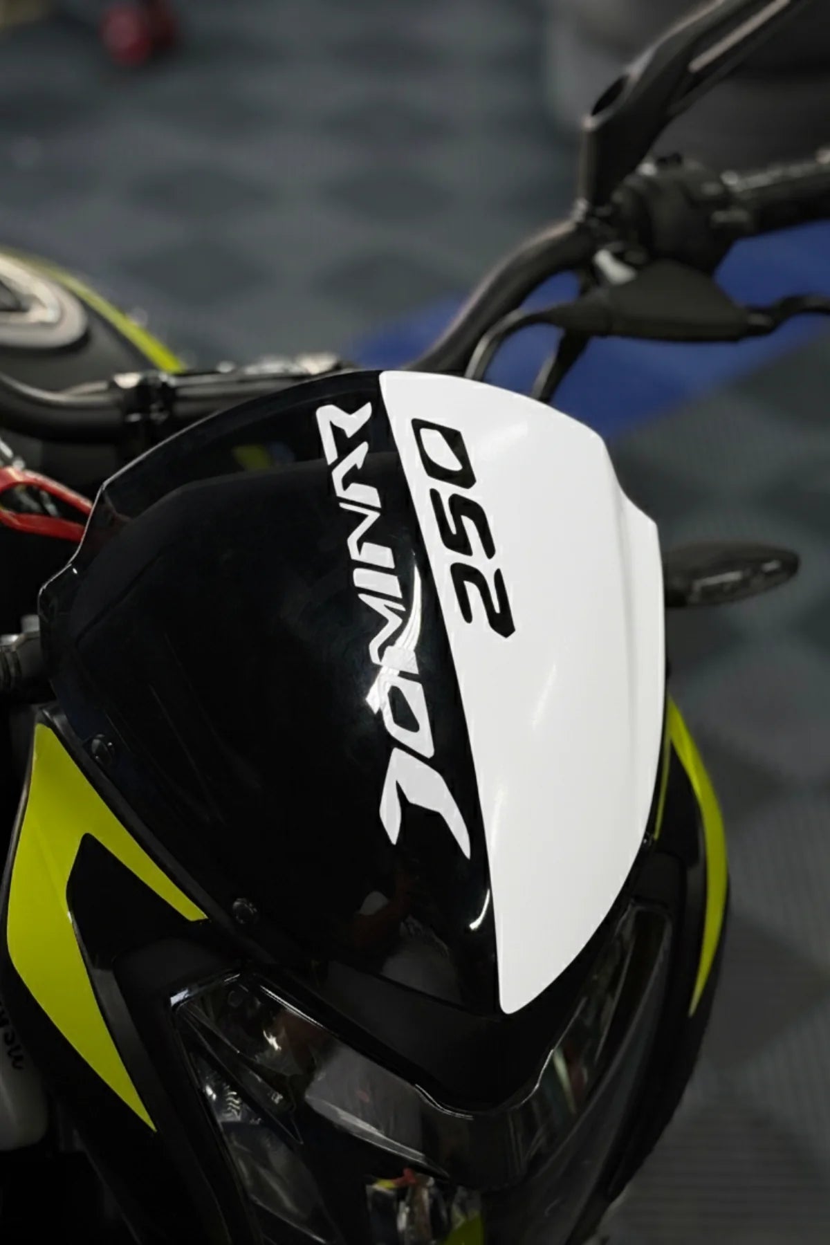 Bajaj Dominar 250 için Beyaz Renk Kafa Detay Sticker Etiket