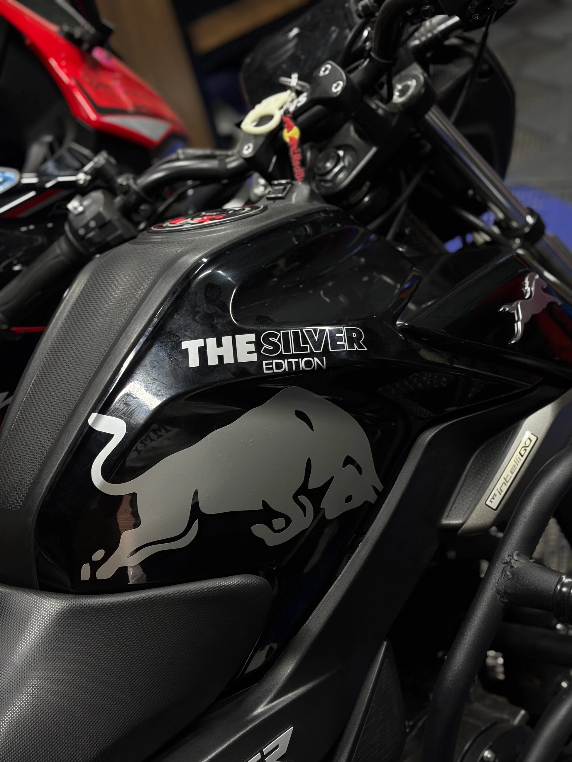 Motosiklet Deposu için Gri Renk Redbull Sticker Seti (4 Parça )(Tek Taraf)