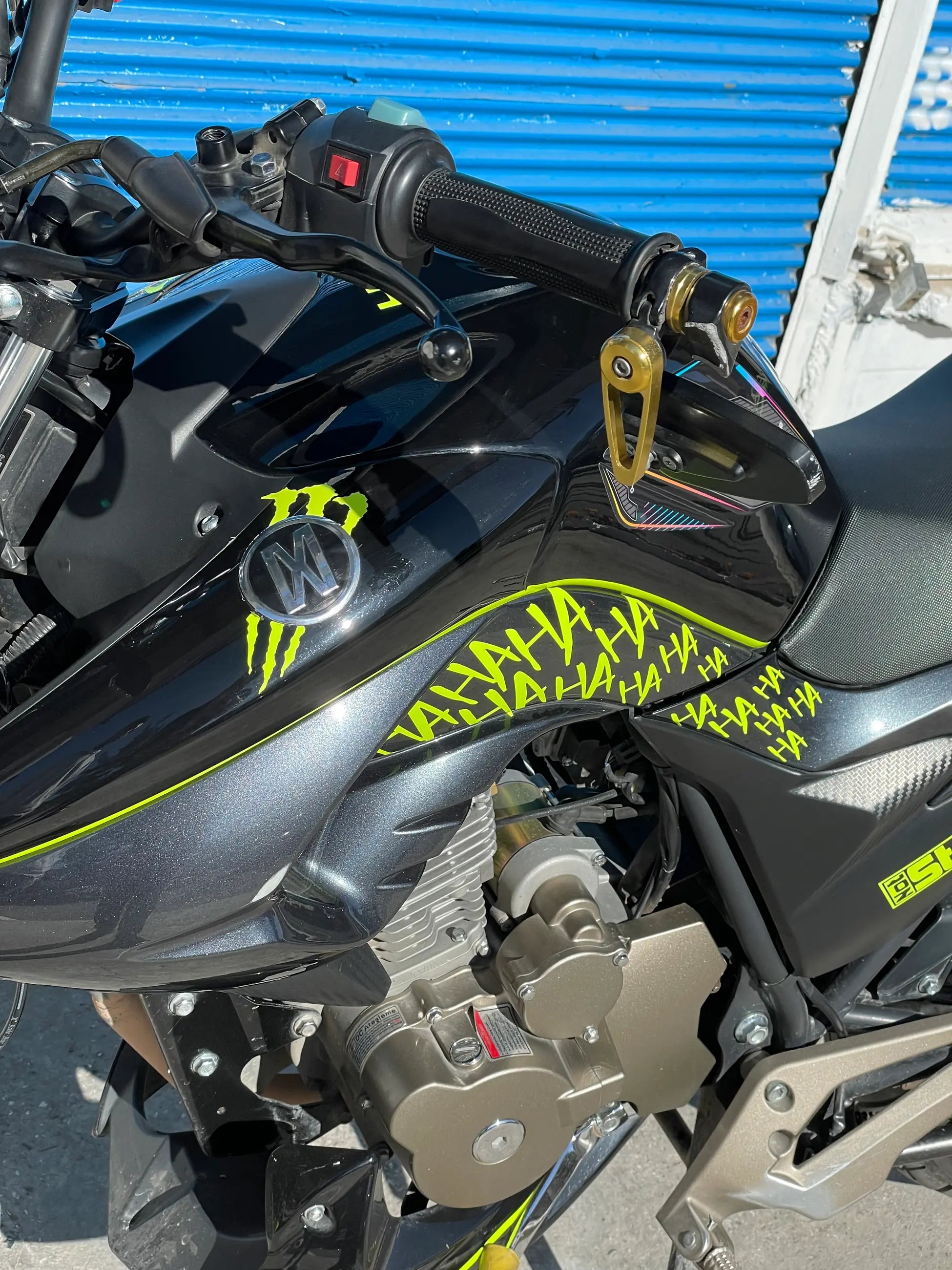 Motor ve Kask için Neon Sarı HaHaHa Sticker Etiket (Toplam 32 Adet)