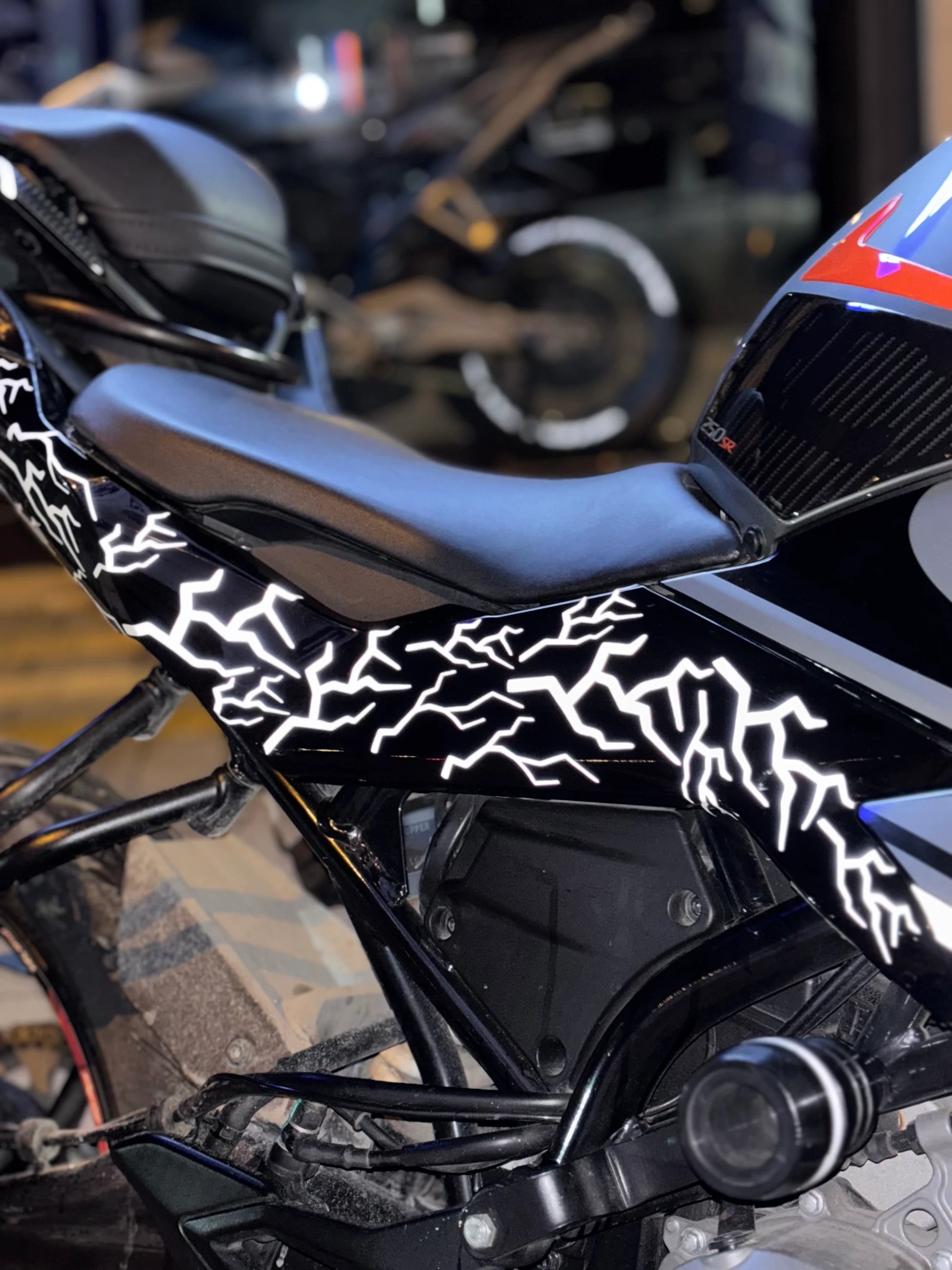 Motosiklet ve Kask için 32 Parça Reflektörlü Beyaz Sticker Seti