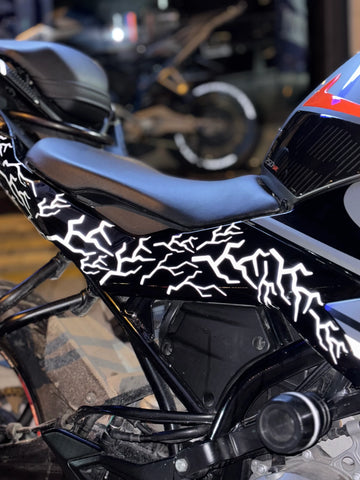 Motosiklet ve Kask için 32 Parça Reflektörlü Beyaz Sticker Seti