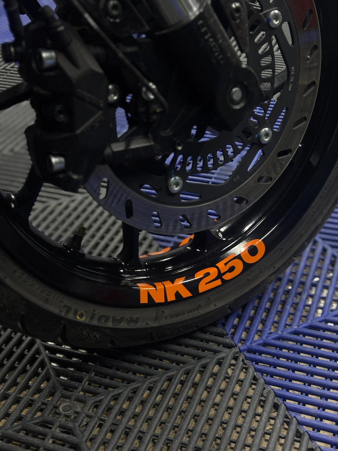 CFMOTO NK250 için Turuncu Renk Jant içi Yazı Sticker Etiket (4 Adet)