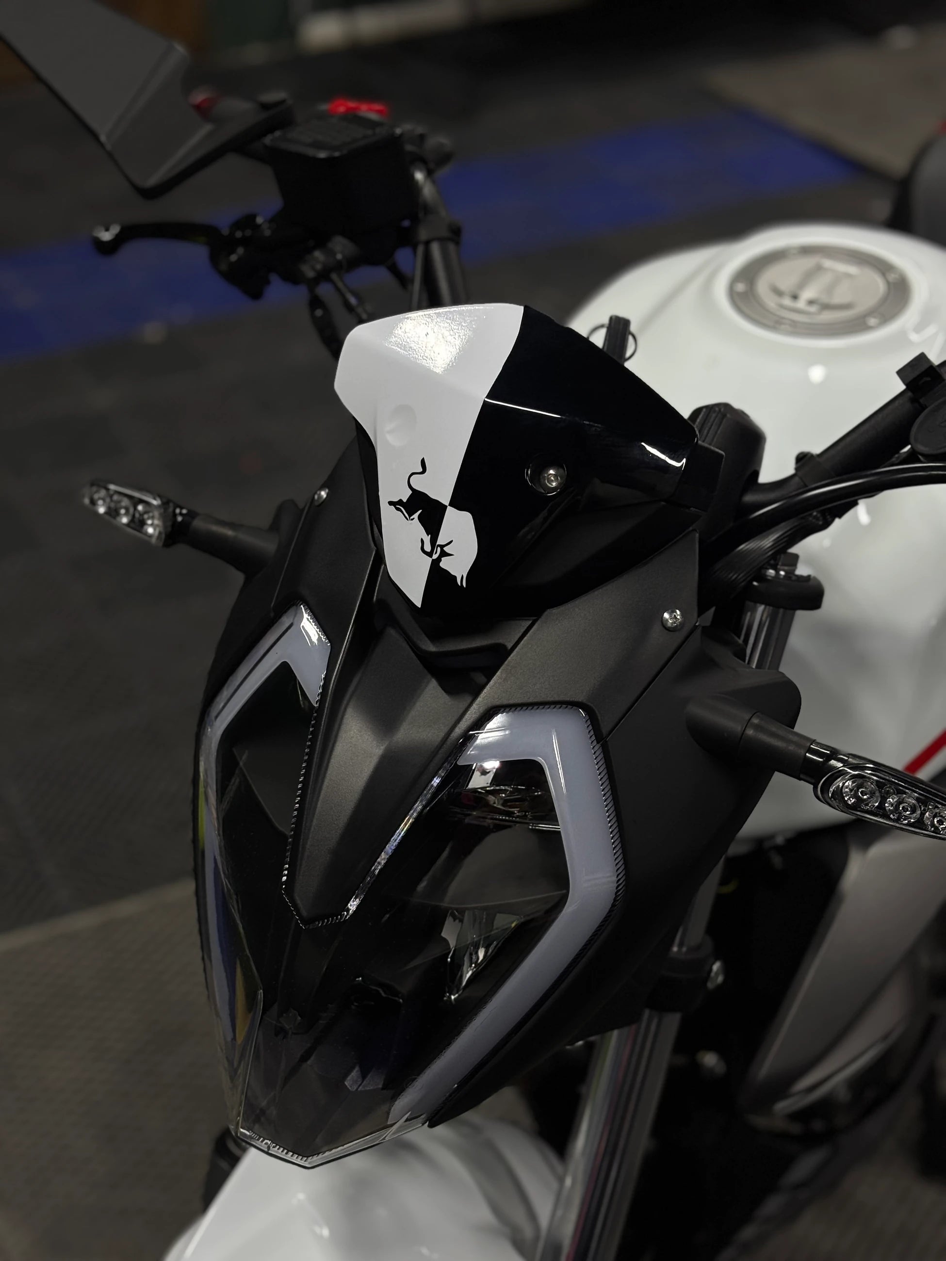 Benelli 125s ve RKS RK125 için Redbull Desenli Beyaz Kafa Detay Sticker