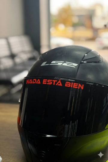 Kask Vizörü için Kırmızı Renk Nada Esta Bien Sticker (15CMx1.5CM)