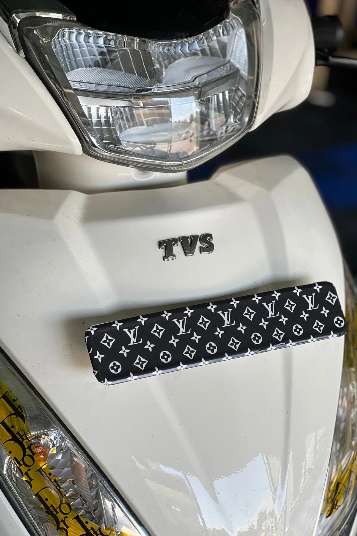 TVS Jupiter 125 için Ön Plakalık Uyumlu LV Desenli Plakalık Kaplama Sticker