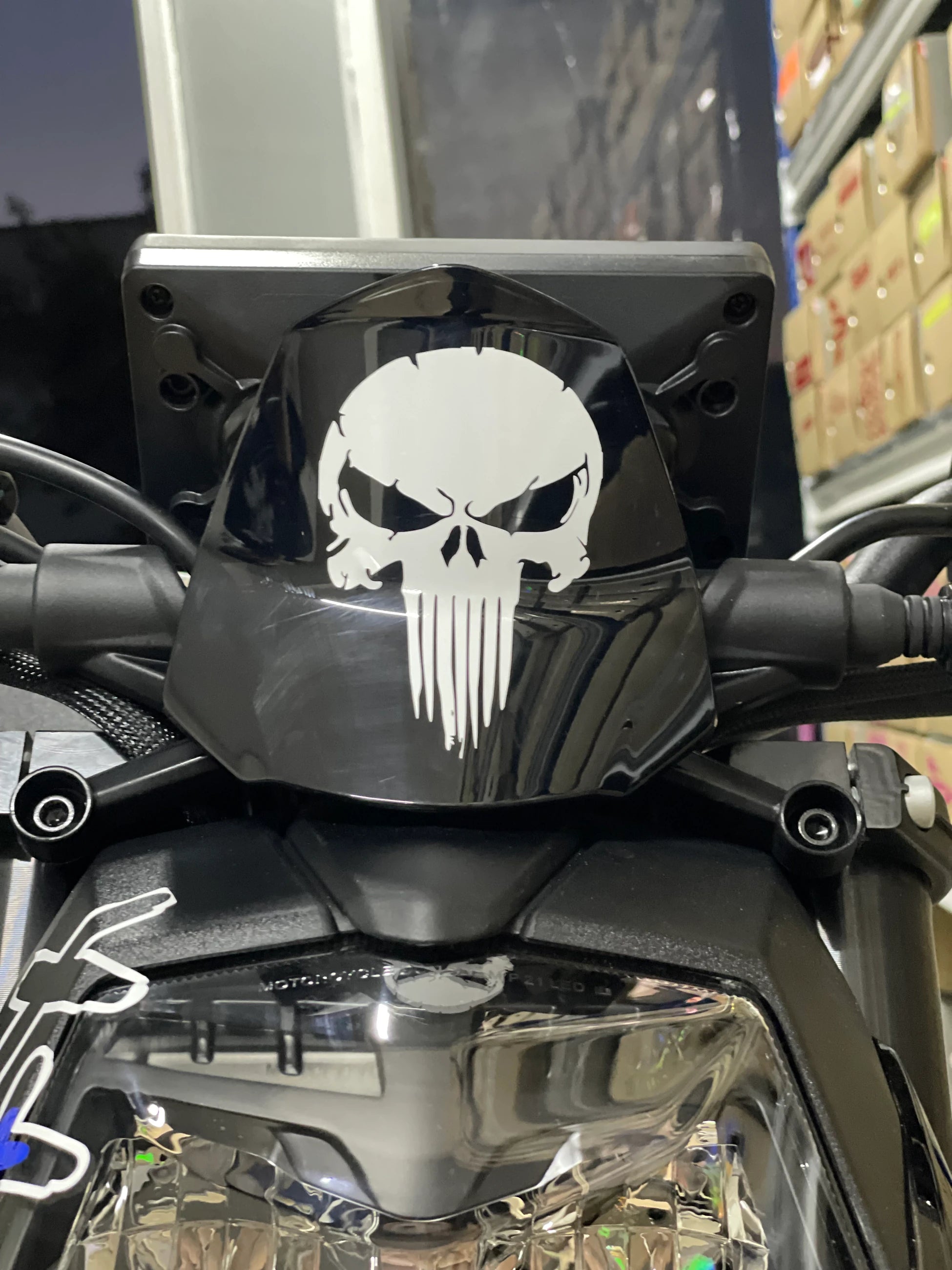 Motosiklet ve Kask için Beyaz Renk Punisher Kurukafa Sticker Etiket (12CMx8CM)