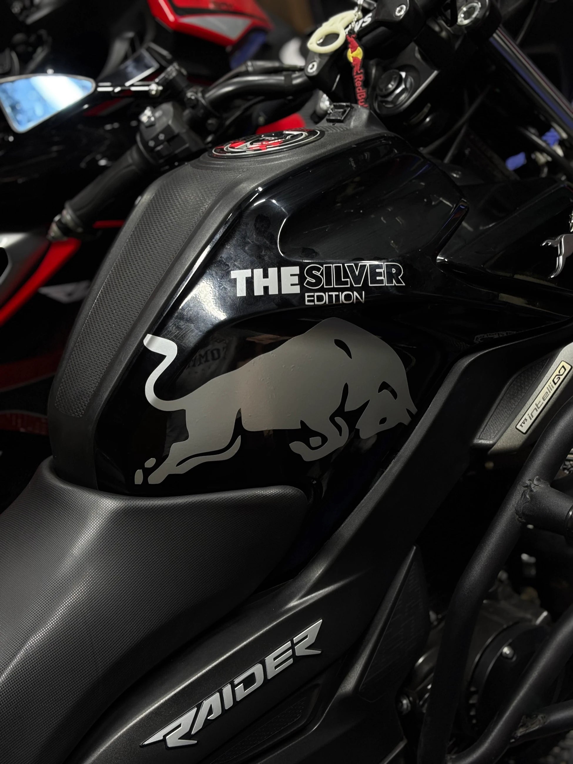 Motosiklet Deposu için Gri Renk Redbull Sticker Seti (4 Parça )(Tek Taraf)