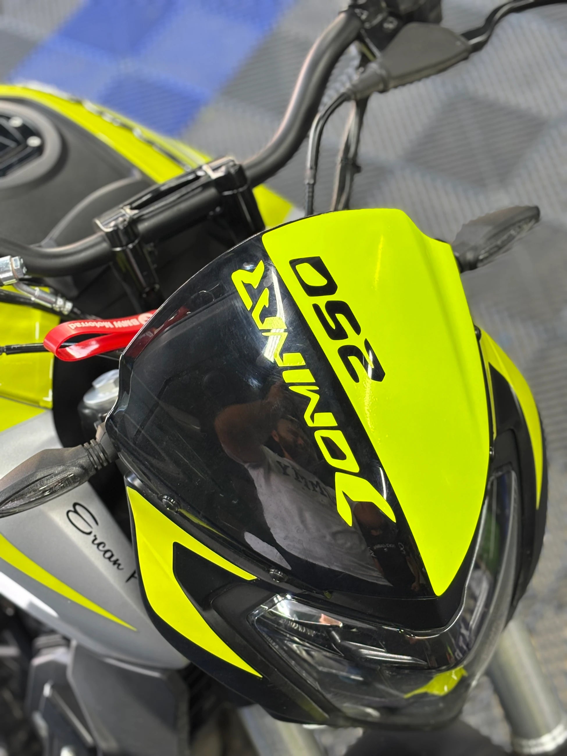 Bajaj Dominar 250 için Neon Sarı Kafa Sticker Etiket